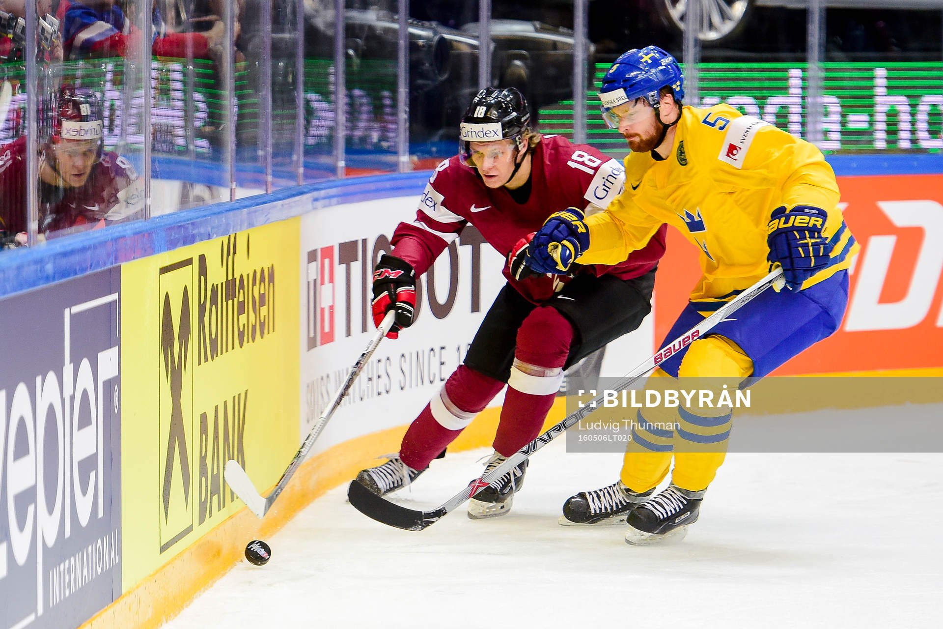 Lettlands Rodrigo Abols och Sveriges Adam Larsson