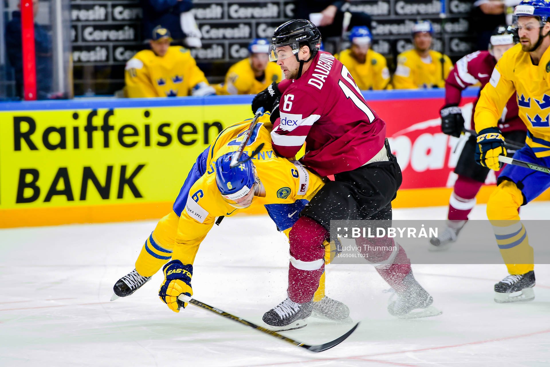 Lettlands Kaspars Daugavins och Sveriges Oscar Fantenberg