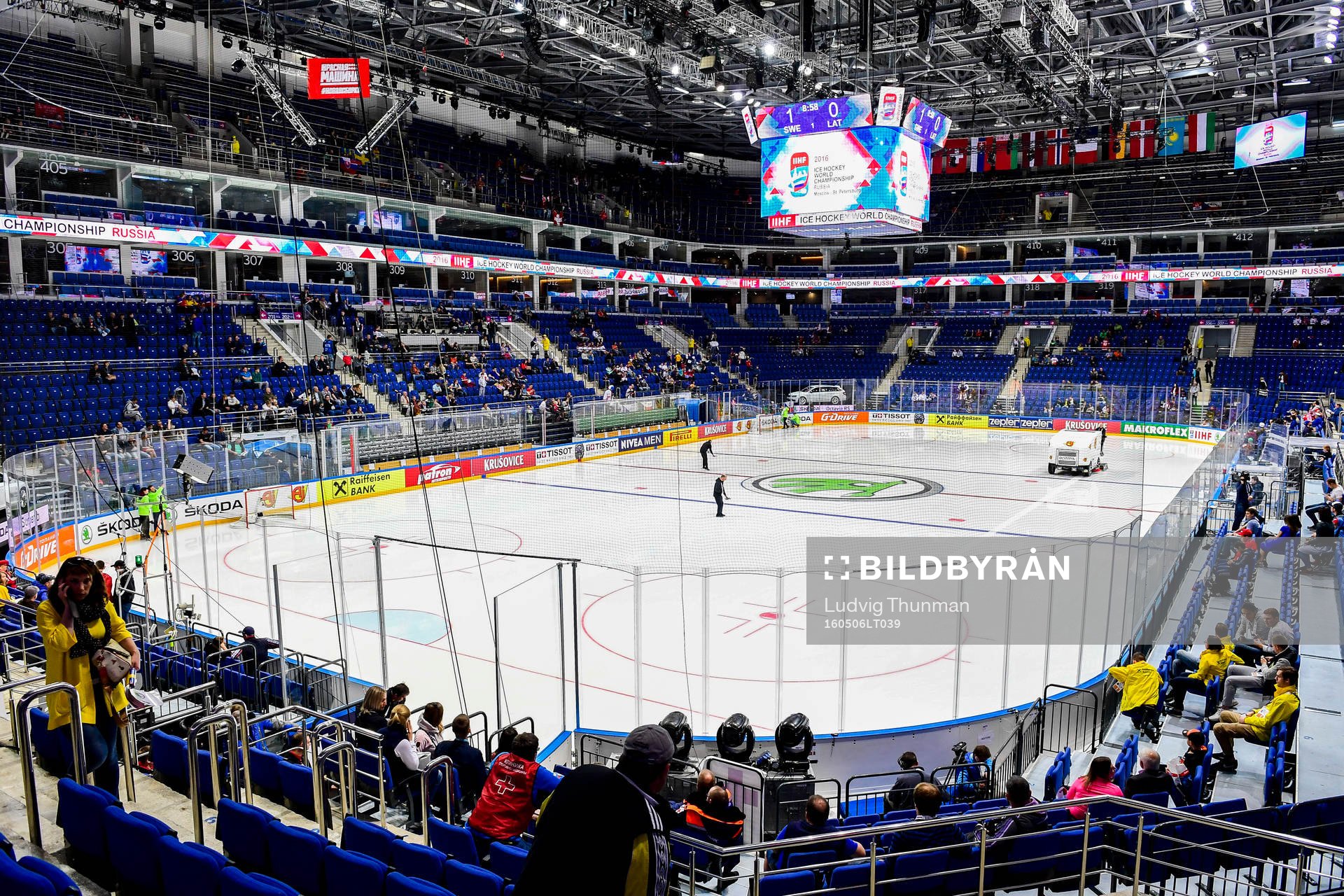 Vy från läktarplats inne på arenan Ispalatset