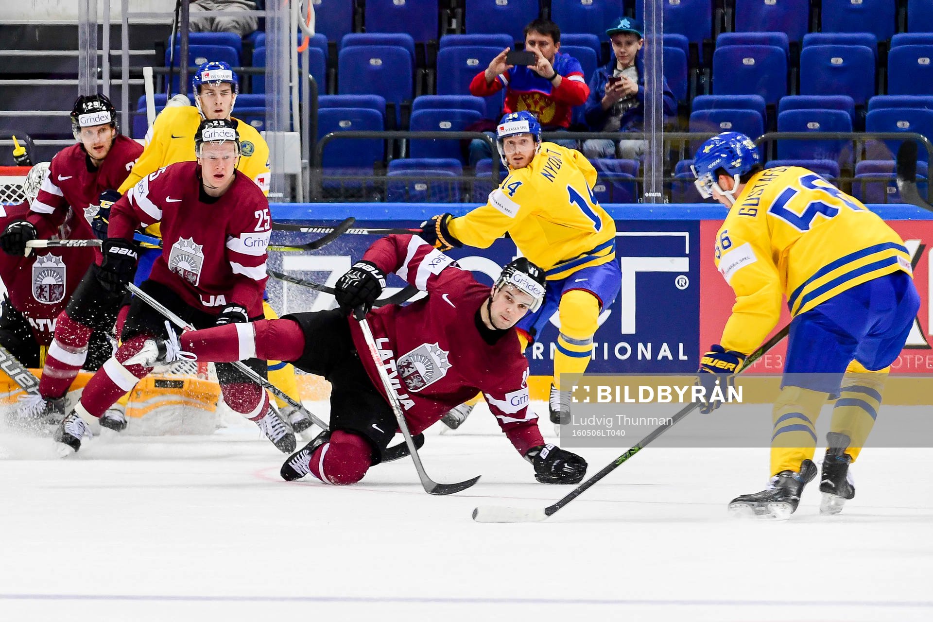 Lettlands Kristaps Sotnieks försöker täcka skott från