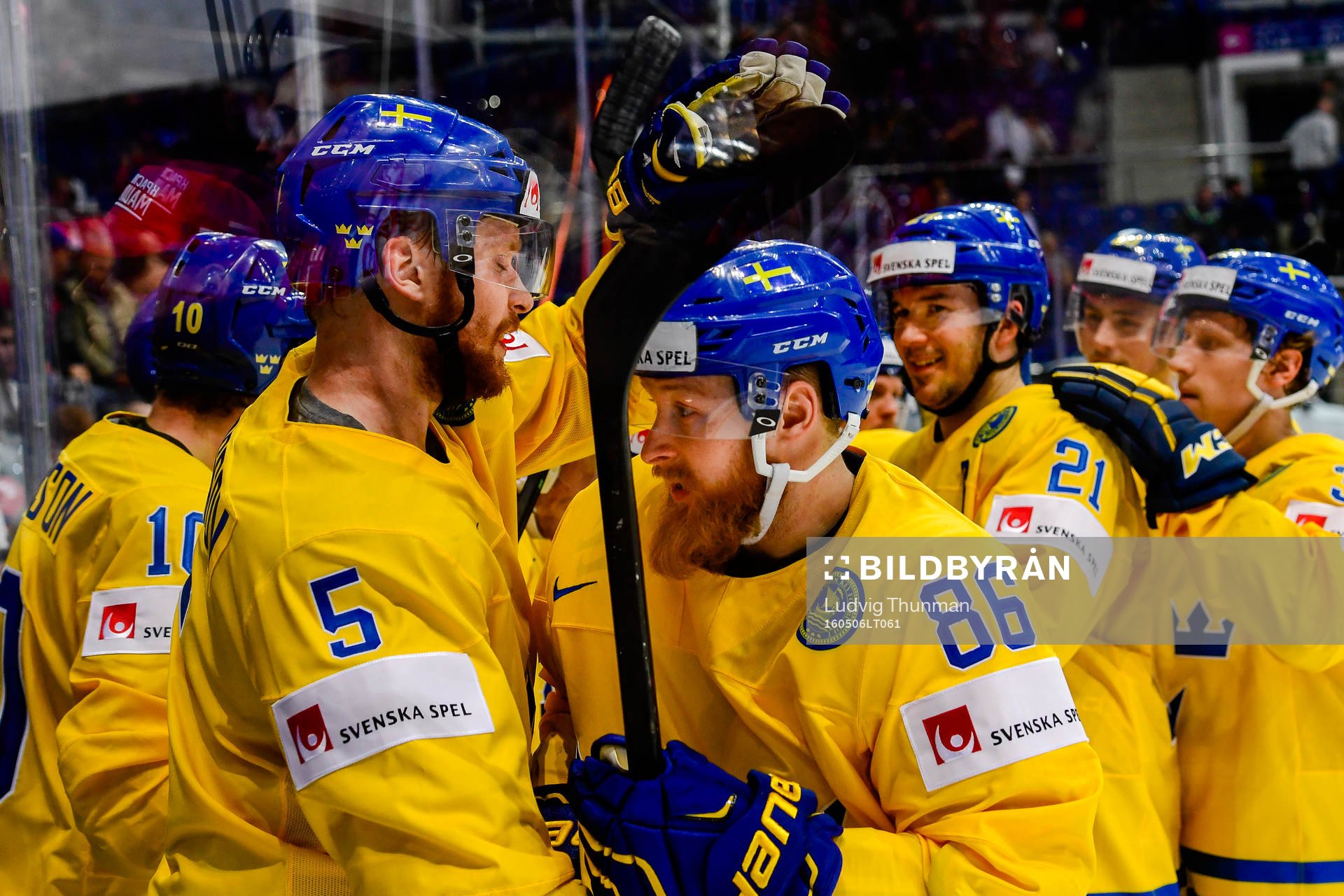 Sveriges Adam Larsson och Linus Klasen jublar