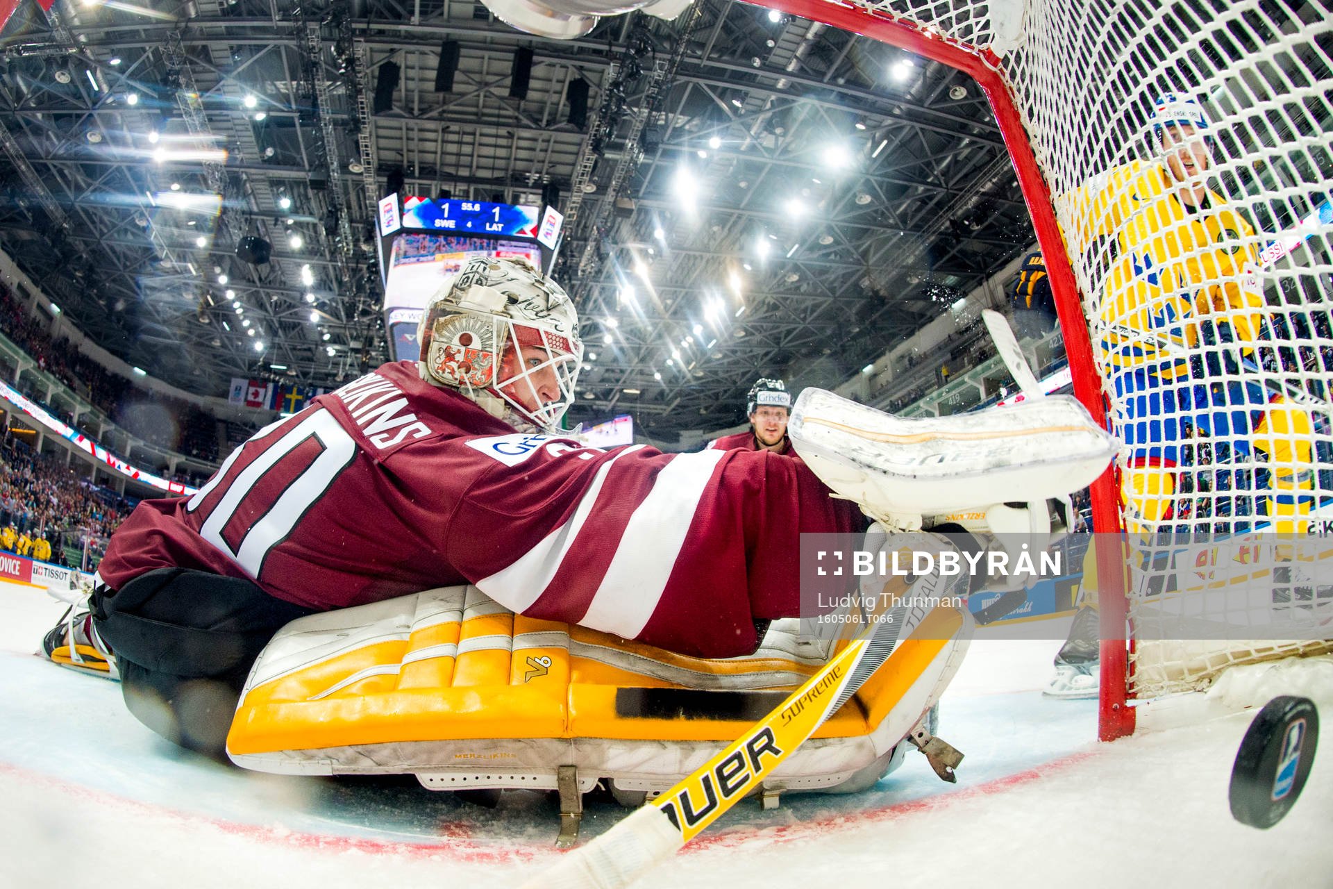 Lettlands målvakt Elvis Merzlikins ser pucken från Gustav