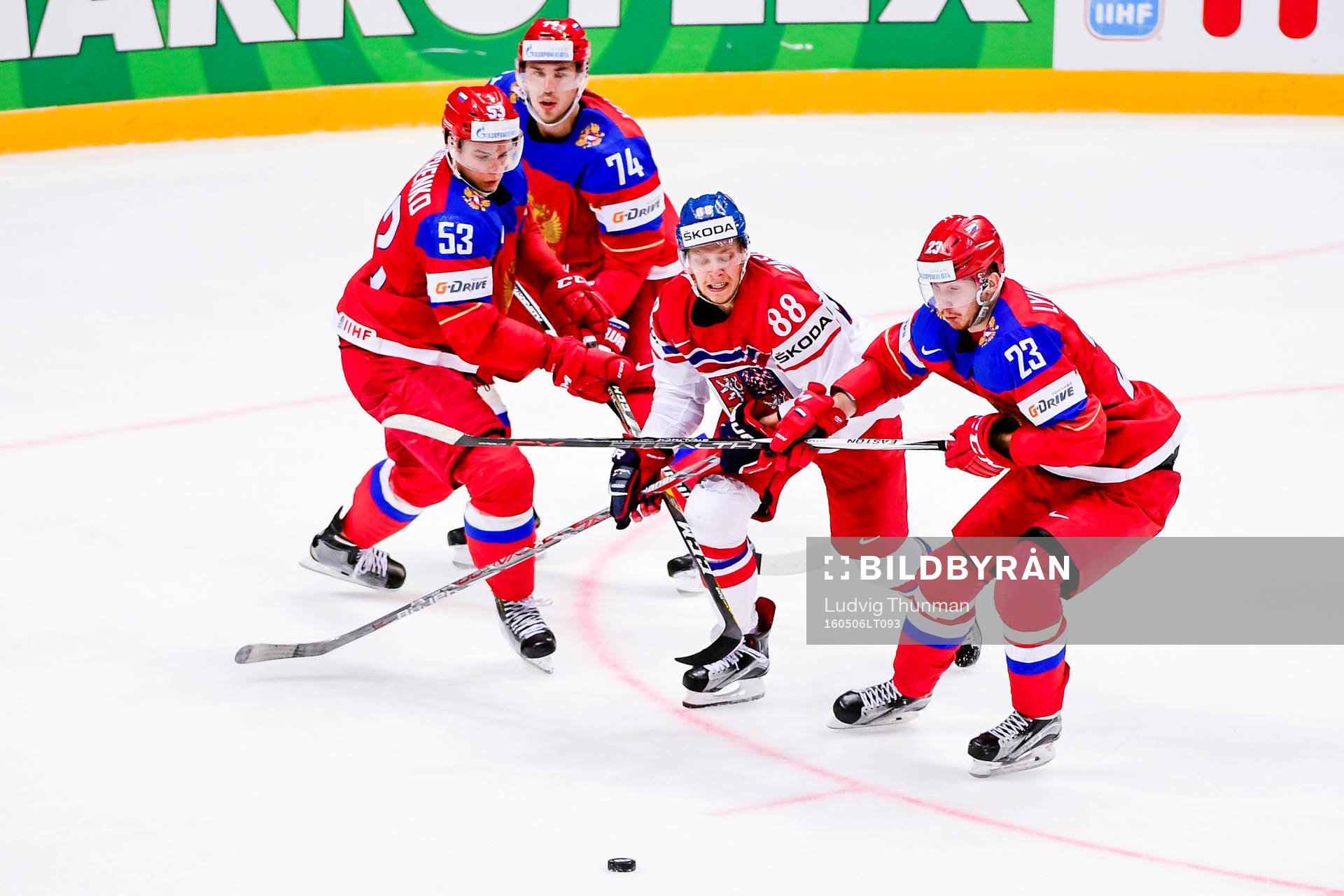 Tjeckiens David Pastrnak i en kamp mot Rysslands Alexei