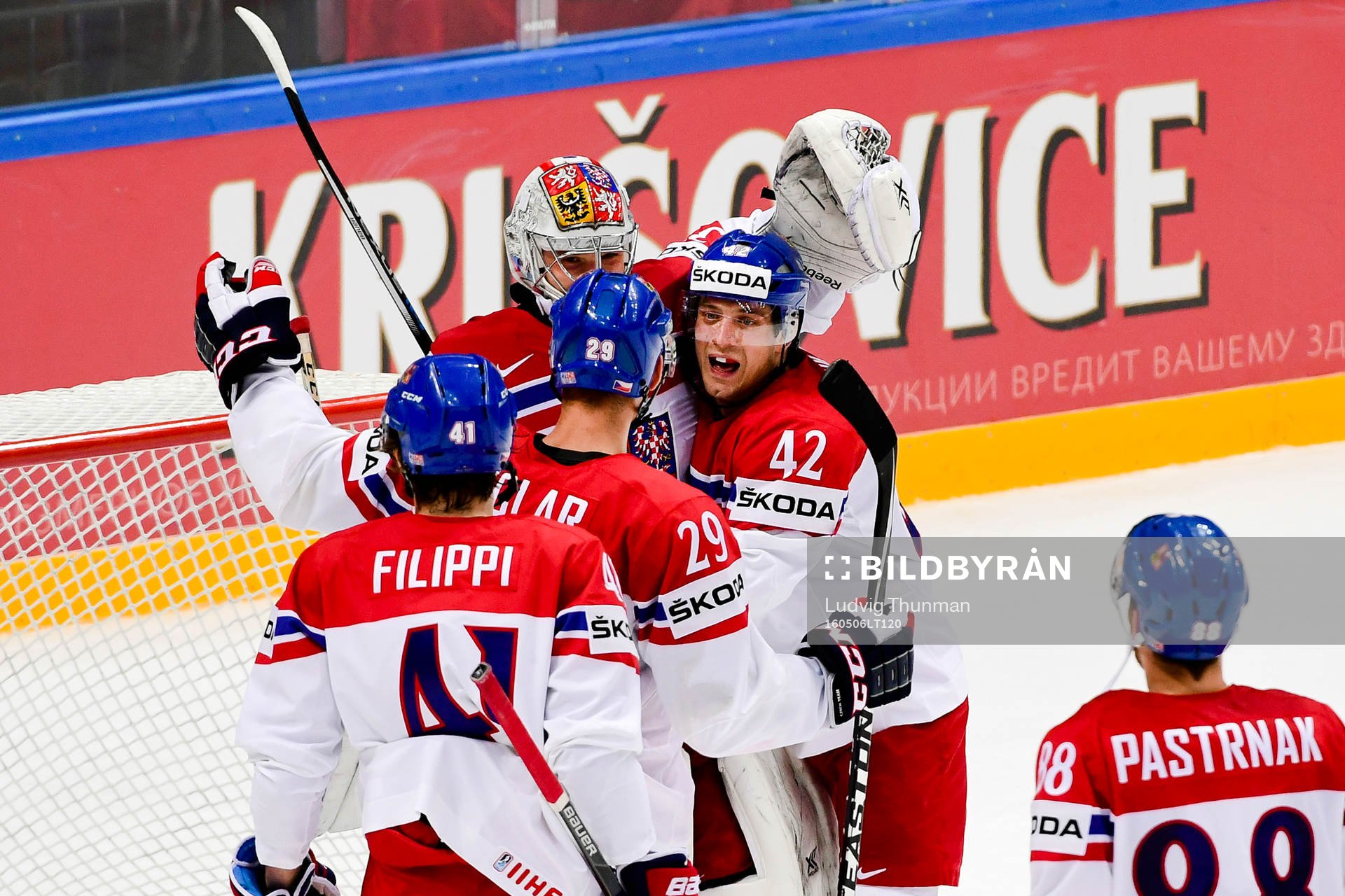 Tjeckiens målvakt Dominik Furch kramar om Jan Kolar och