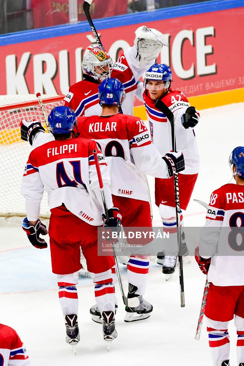 Tjeckiens målvakt Dominik Furch kramar om Jan Kolar och