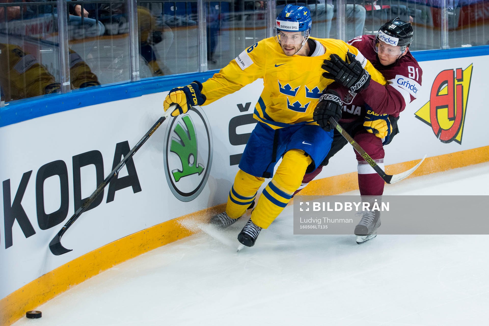 Sveriges Oscar Fantenberg i kamp om pucken med Lettlands