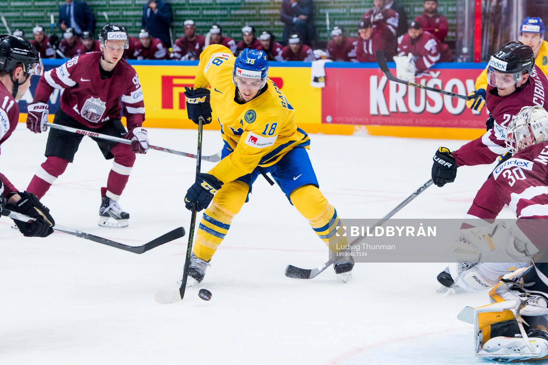 Sveriges Mikael Backlund oroar framför Lettlands målvakt