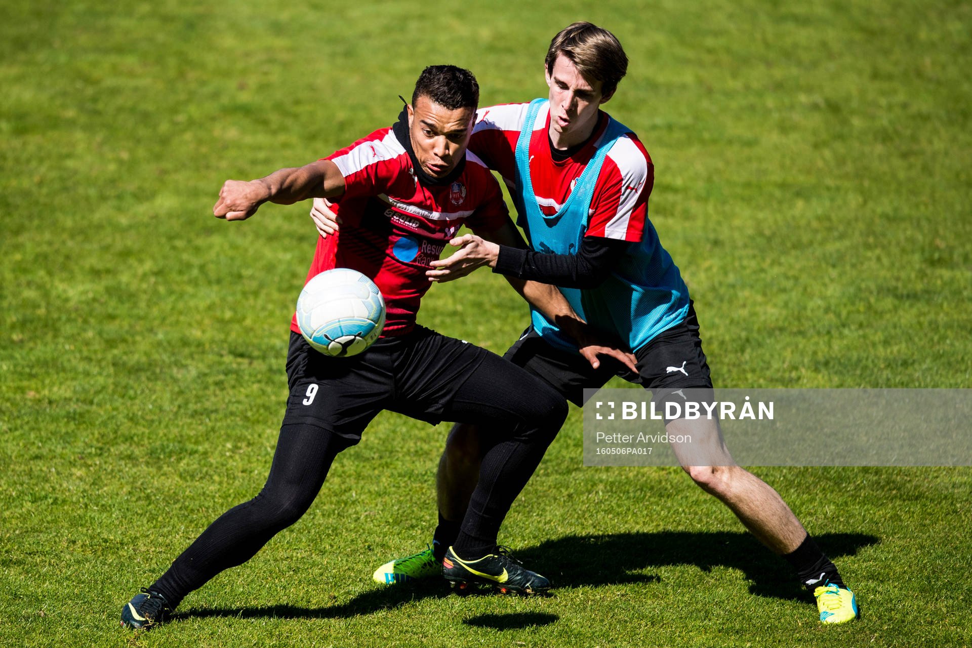 Matthew Rusike i kamp om bollen med Adam Eriksson