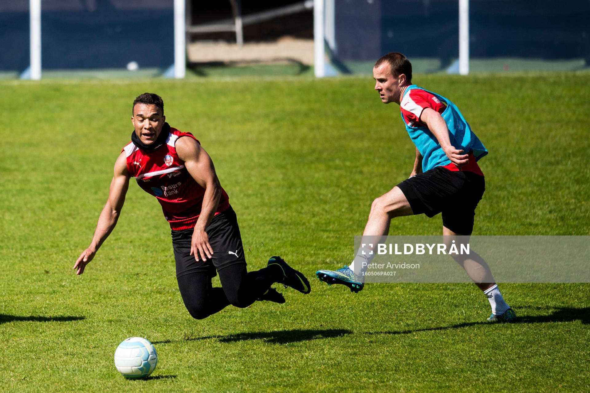 Matthew Rusike faller i kamp med Carl Wede under en fotbollsträning med Helsingborg den 6 maj 2016 i Helsingborg.