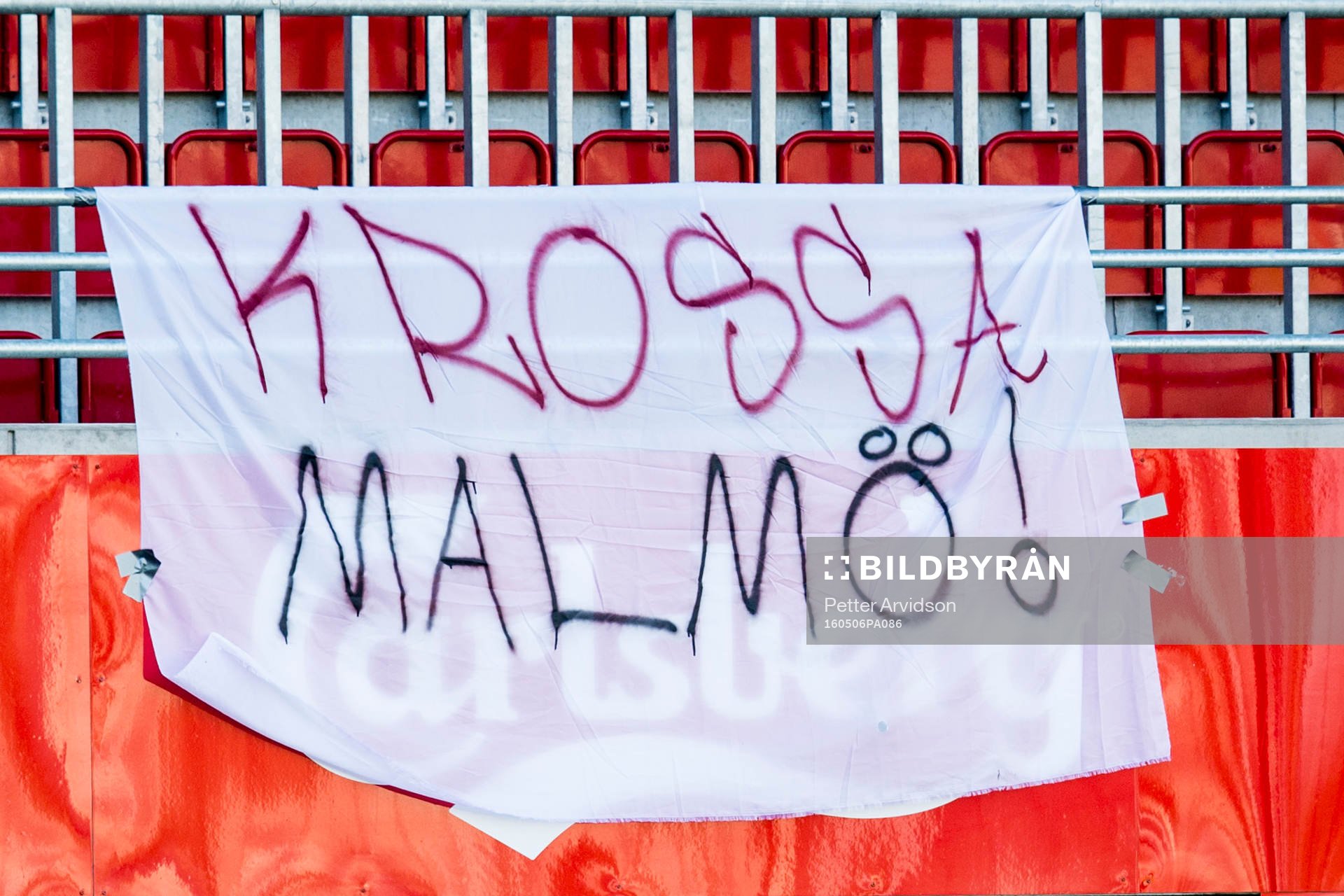 En banderoll med texten Krossa Malmö hänger uppe