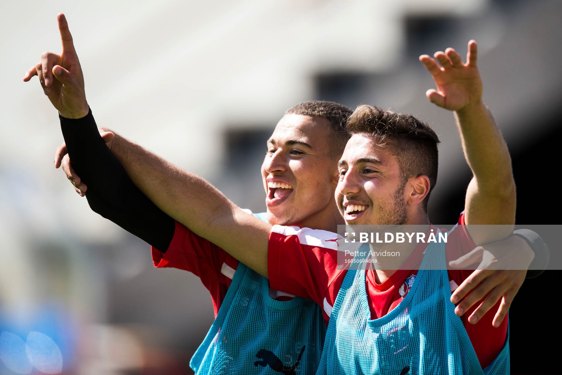 Jordan Larsson och Moustafa Zeidan jublar under en fotbollsträning med Helsingborg den 6 maj 2016 i Helsingborg.
