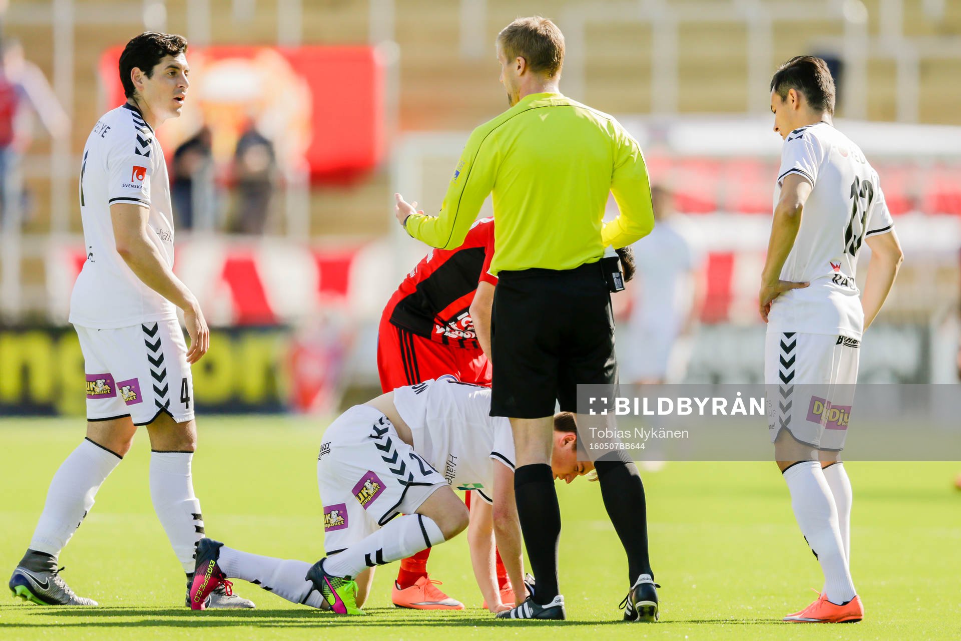 Kalmars Marko Biskupovic och Emin Nouri i samtal med domaren