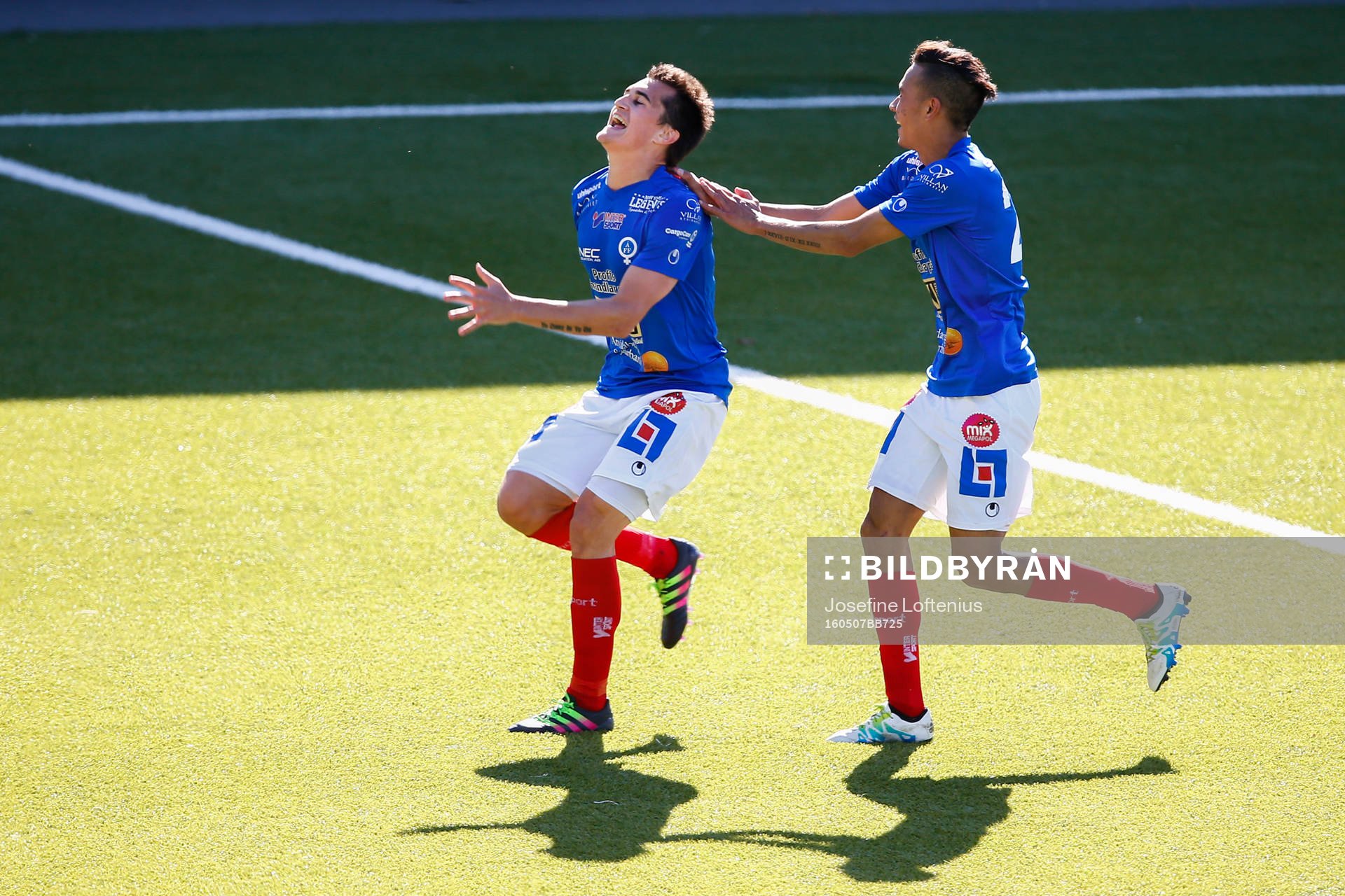 Åtvidabergs Jon Birkfeldt och Kevin Deeromram jublar