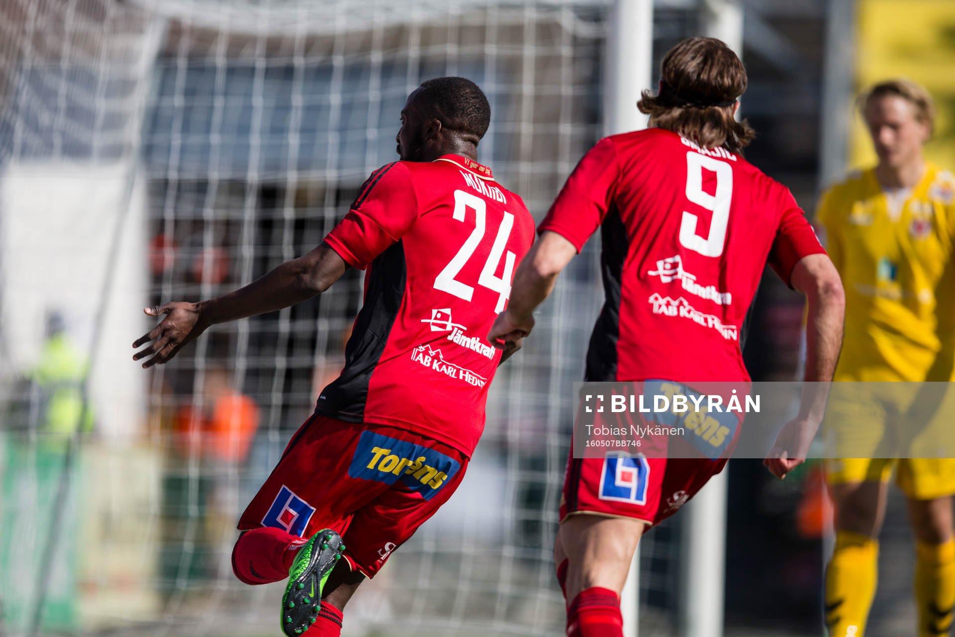 Östersunds Ronald Mukiibi jublar