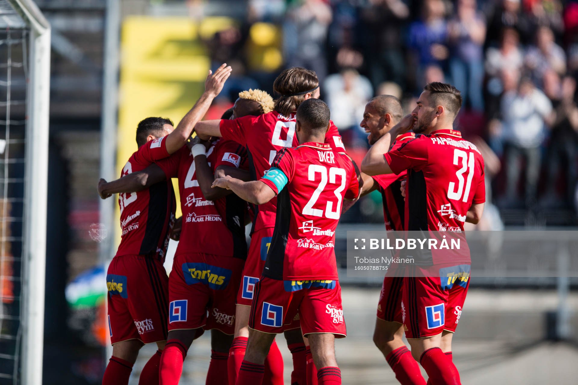 Östersunds Ronald Mukiibi jublar