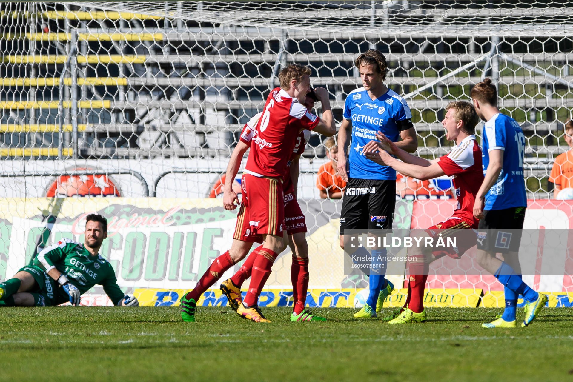 Degerfors spelare jublar