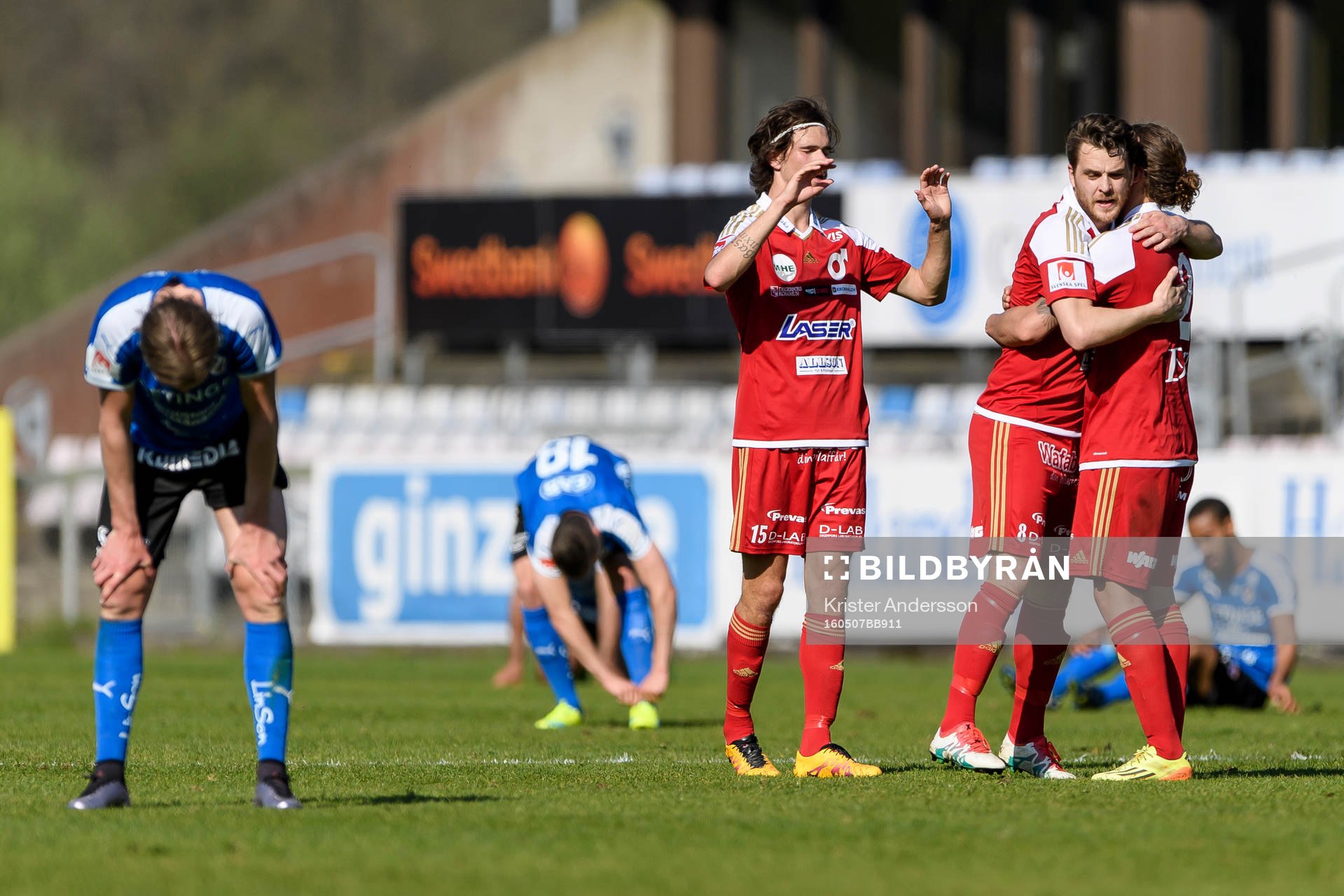 Degerfors spelare jublar