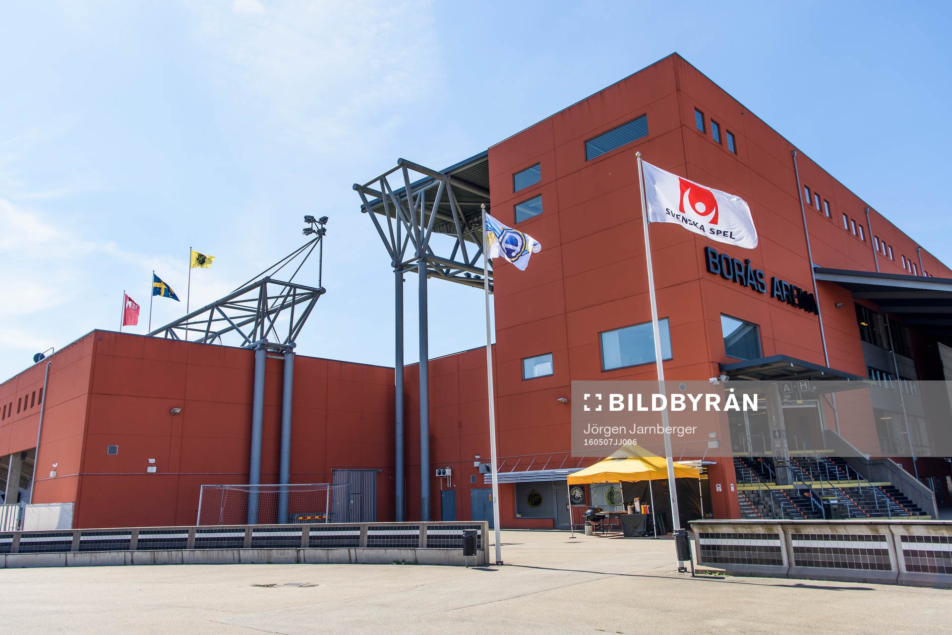 Exteriör på Borås arena med Allsvenskans och Svenska spels flaggor under fotbollsmatchen i Allsvenskan mellan Elfsborg och Gefle den 7 maj 2016 i BORÅS.