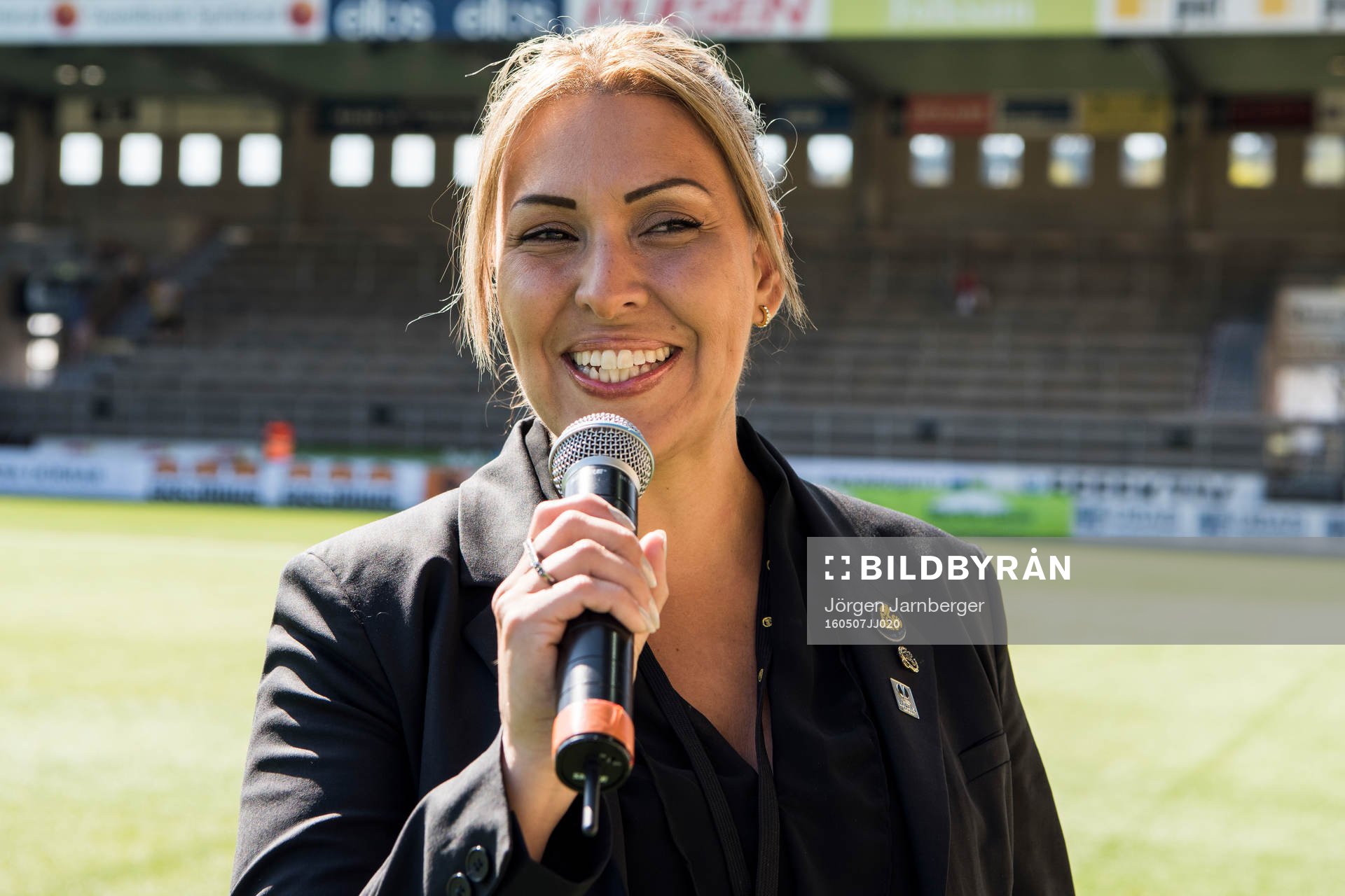 Elfsborgs speaker Catalina Bruna under fotbollsmatchen i Allsvenskan mellan Elfsborg och Gefle den 7 maj 2016 i BORÅS.