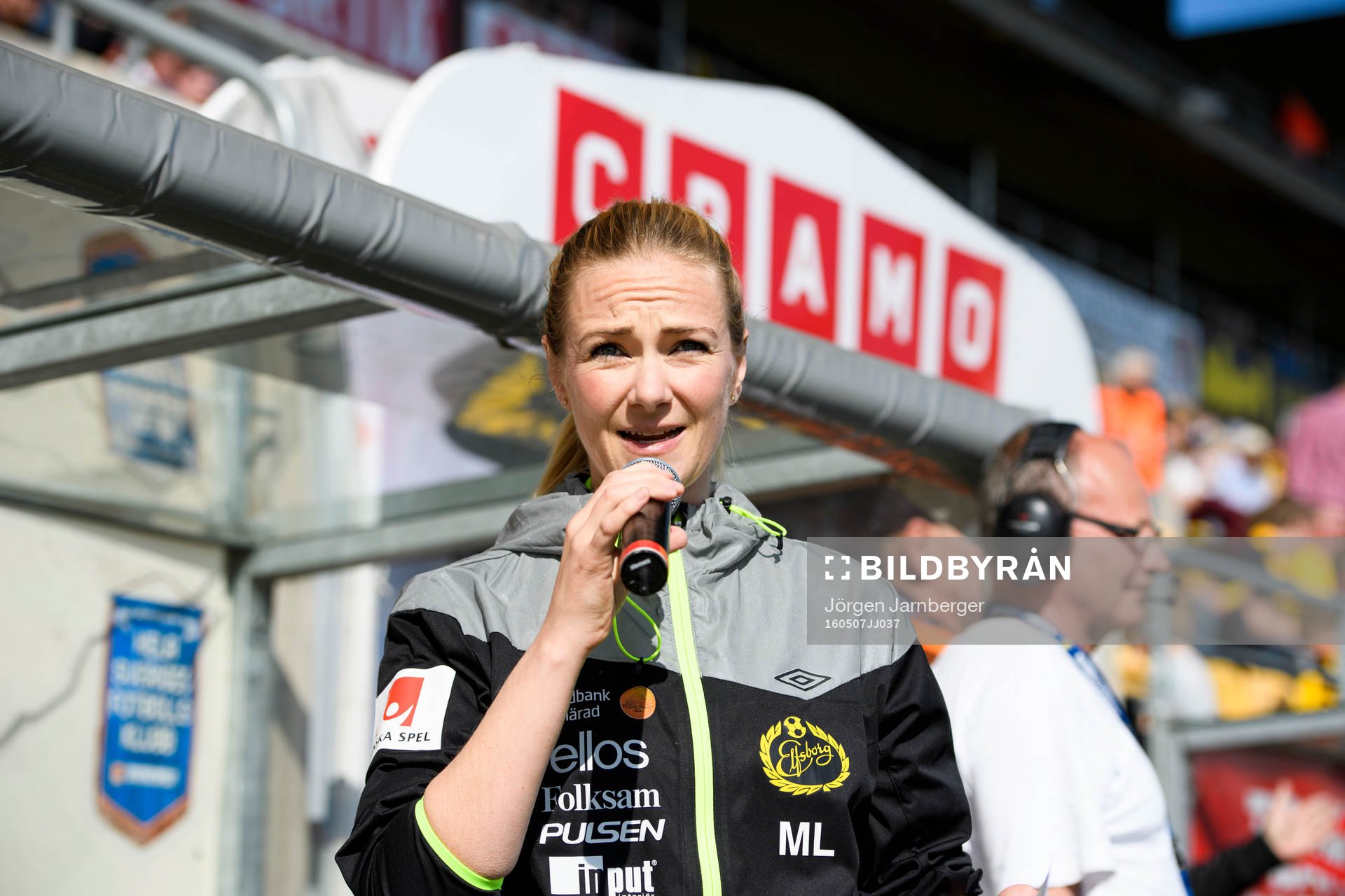 Elfsborgs läkare Matilda Lundblad är speaker under fotbollsmatchen i Allsvenskan mellan Elfsborg och Gefle den 7 maj 2016 i BORÅS.