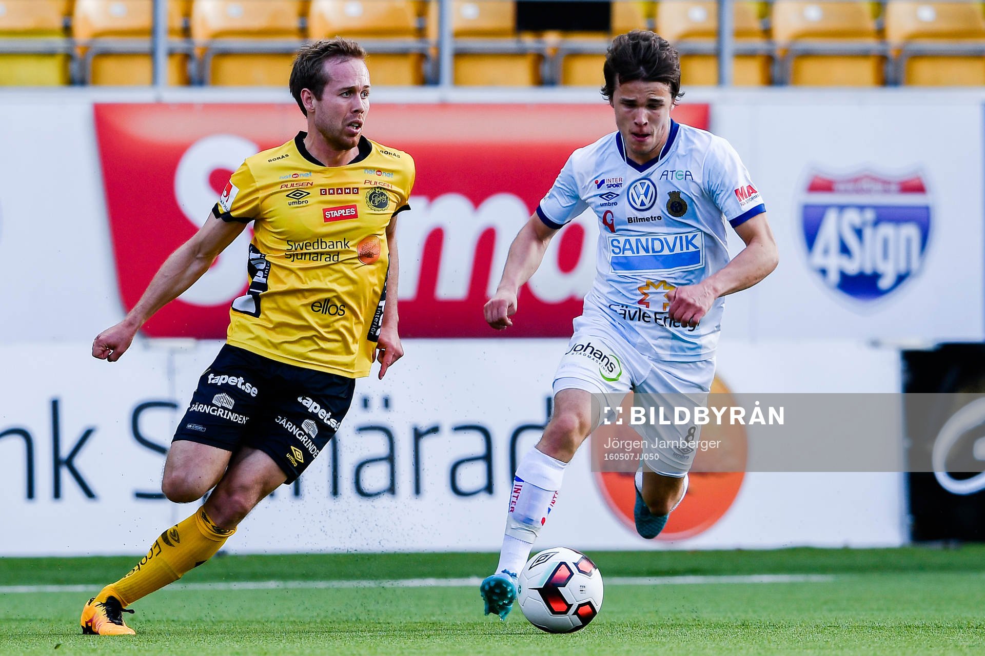 Elfsborgs Anders Randrup och Gefles Simon Skrabb  under fotbollsmatchen i Allsvenskan mellan Elfsborg och Gefle den 7 maj 2016 i BORÅS.