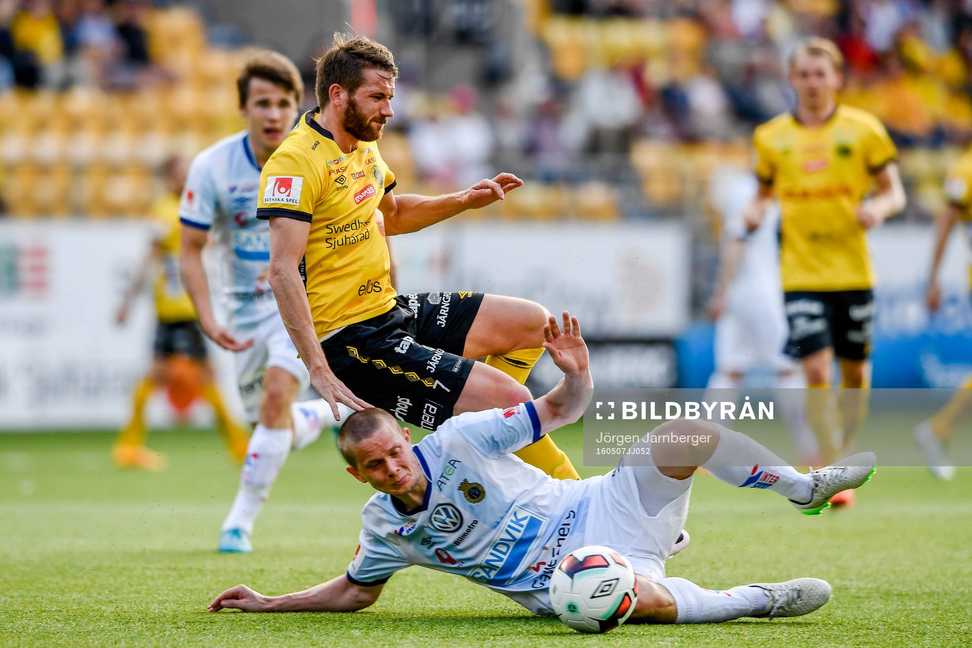 Gefles Anton Lans stoppar Elfsborgs Marcus Rohdén under fotbollsmatchen i Allsvenskan mellan Elfsborg och Gefle den 7 maj 2016 i BORÅS.