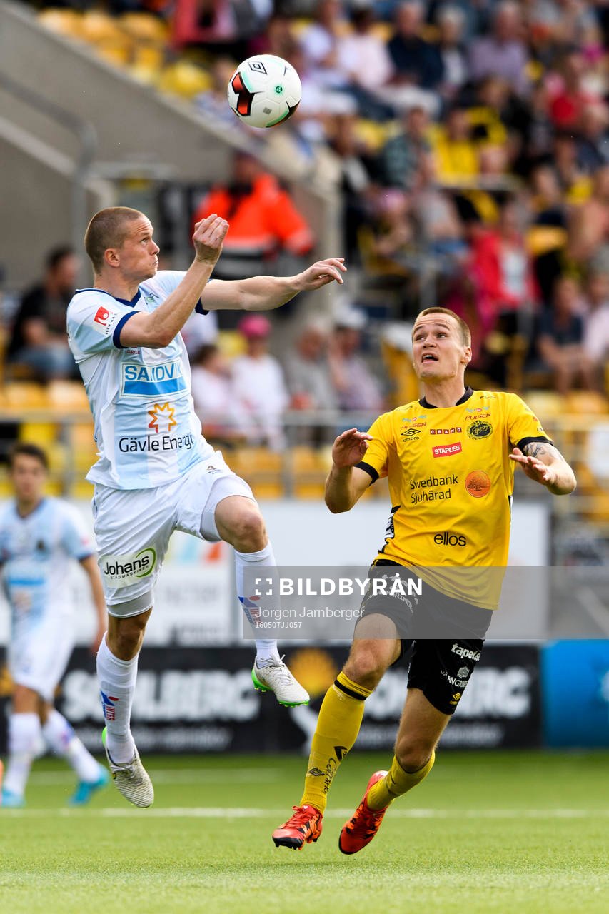 Gefles Anton Lans nickar undan bollen framför Elfsborgs Viktor Prodell under fotbollsmatchen i Allsvenskan mellan Elfsborg och Gefle den 7 maj 2016 i BORÅS.