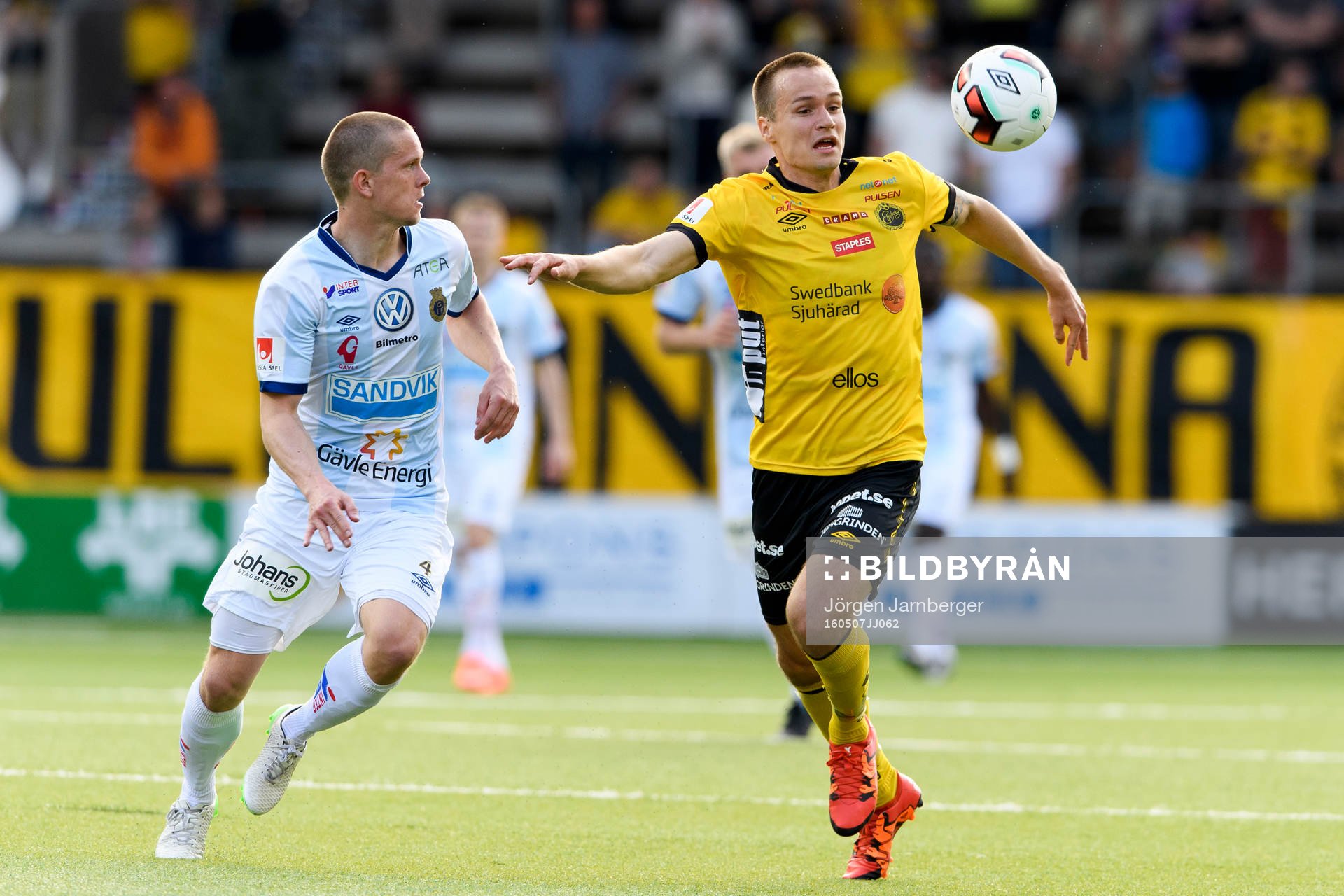 Elfsborgs Viktor Prodell och Gefles Anton Lans under fotbollsmatchen i Allsvenskan mellan Elfsborg och Gefle den 7 maj 2016 i BORÅS.