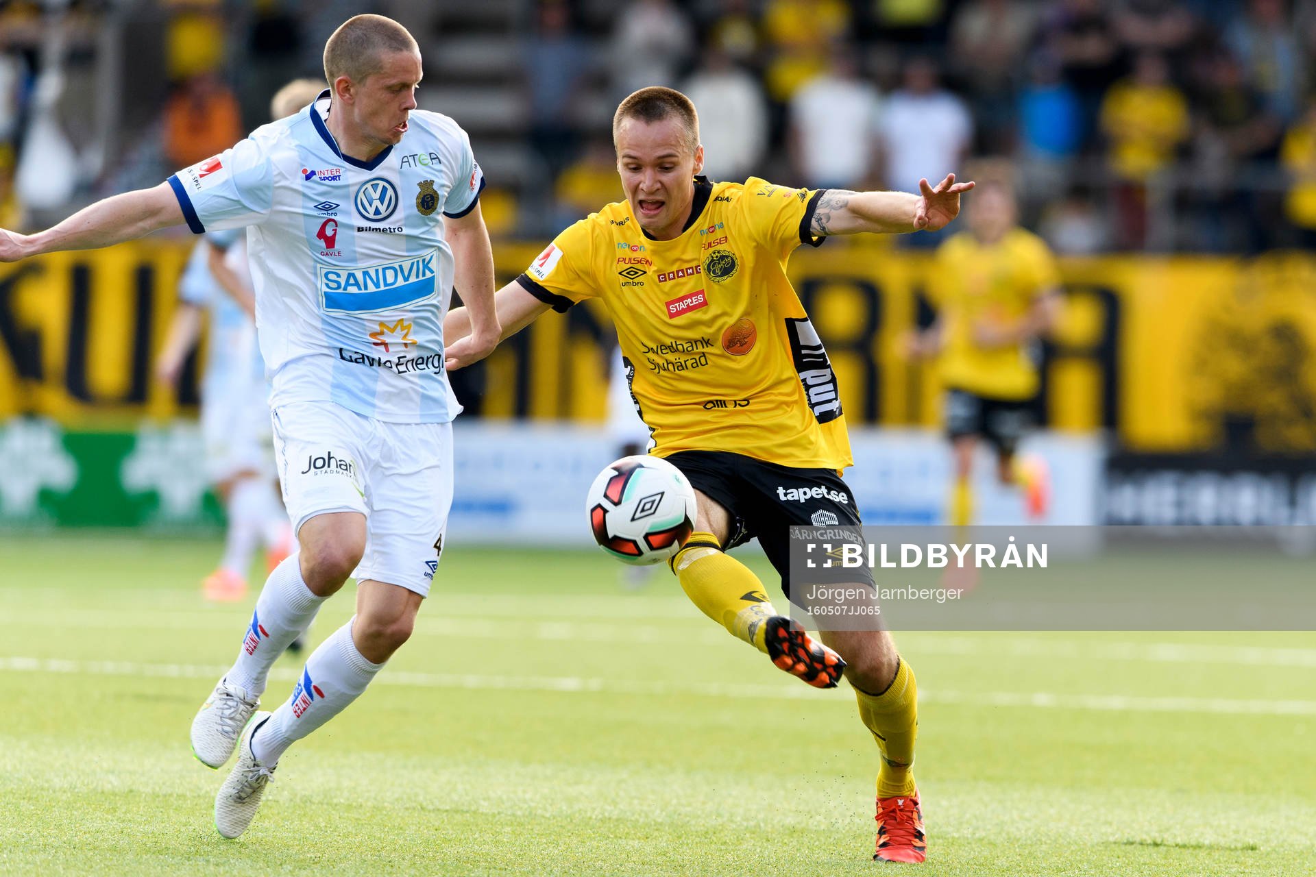 Elfsborgs Viktor Prodell och Gefles Anton Lans under fotbollsmatchen i Allsvenskan mellan Elfsborg och Gefle den 7 maj 2016 i BORÅS.