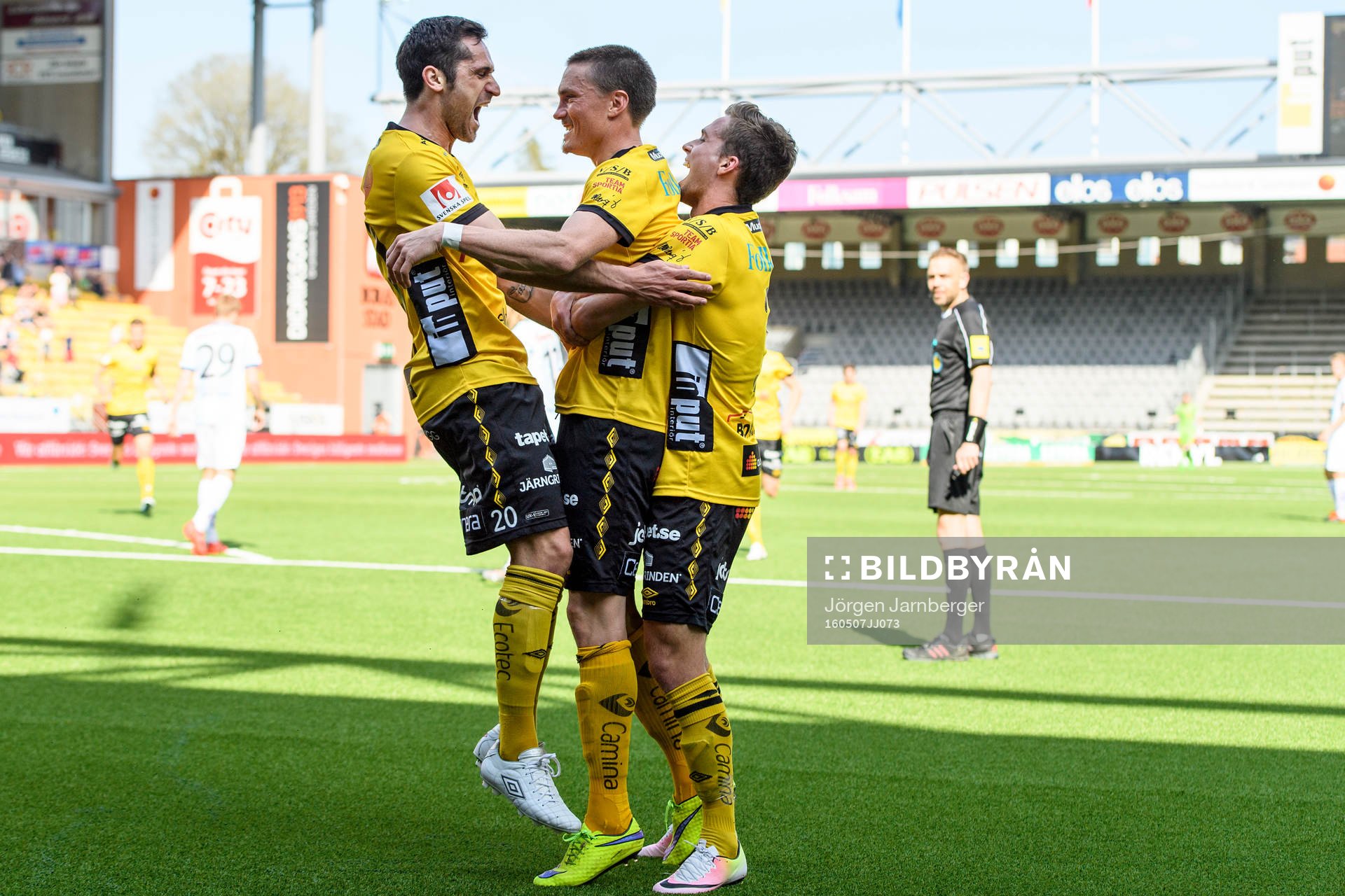 Elfsborgs Lasse Nilsson (mitten) jublar ihop med Emir