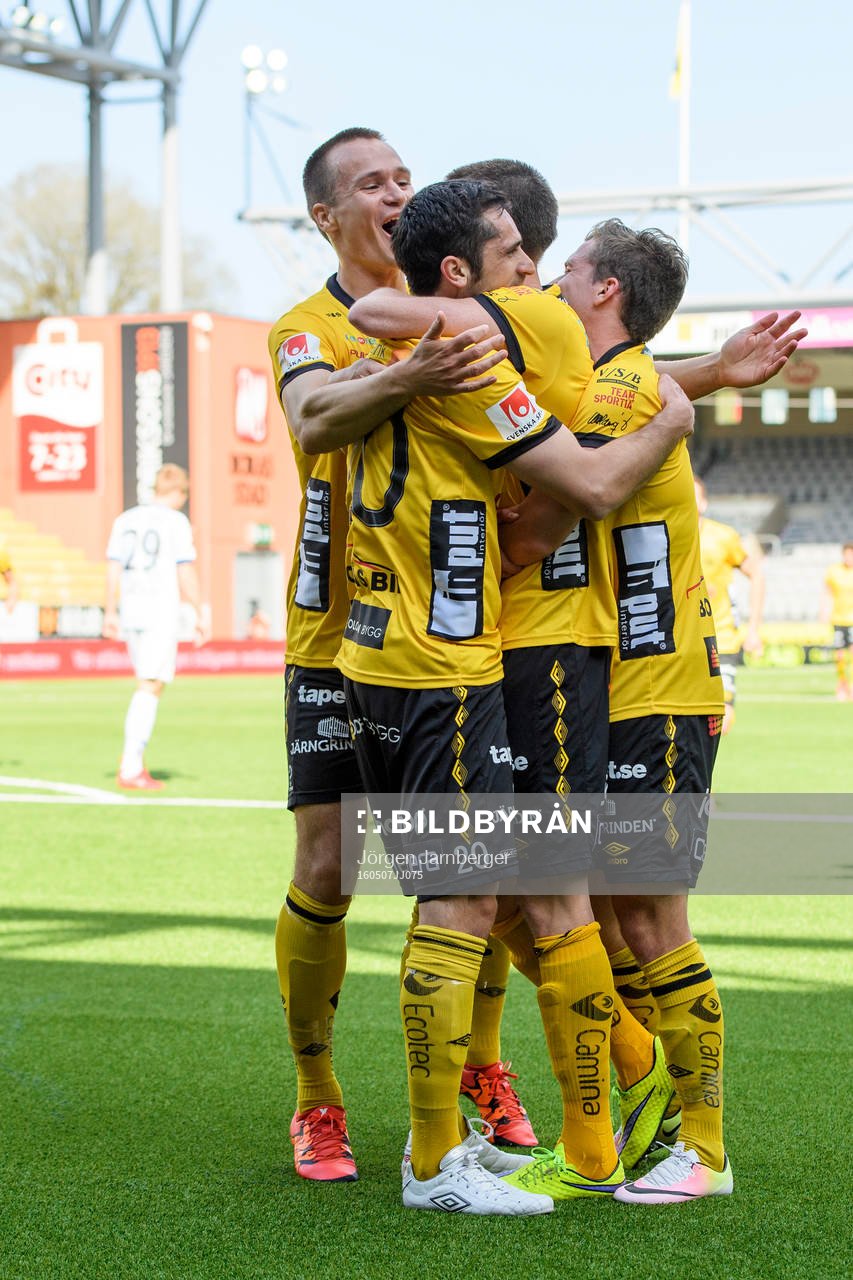 Elfsborgs Lasse Nilsson (skymd) kramas om