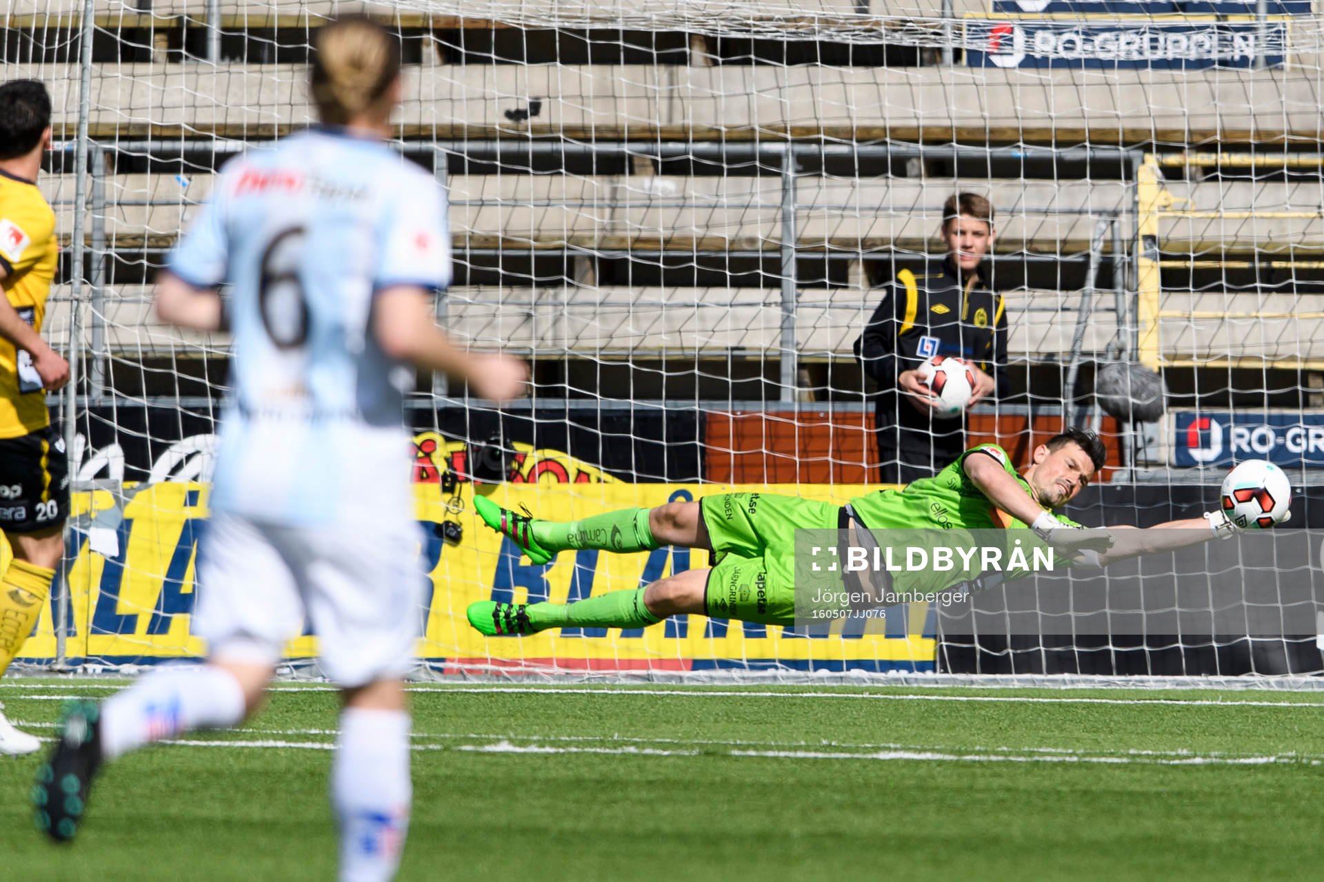 Elfsborgs målvakt Kevin Stuhr Ellegaard räddar bollen