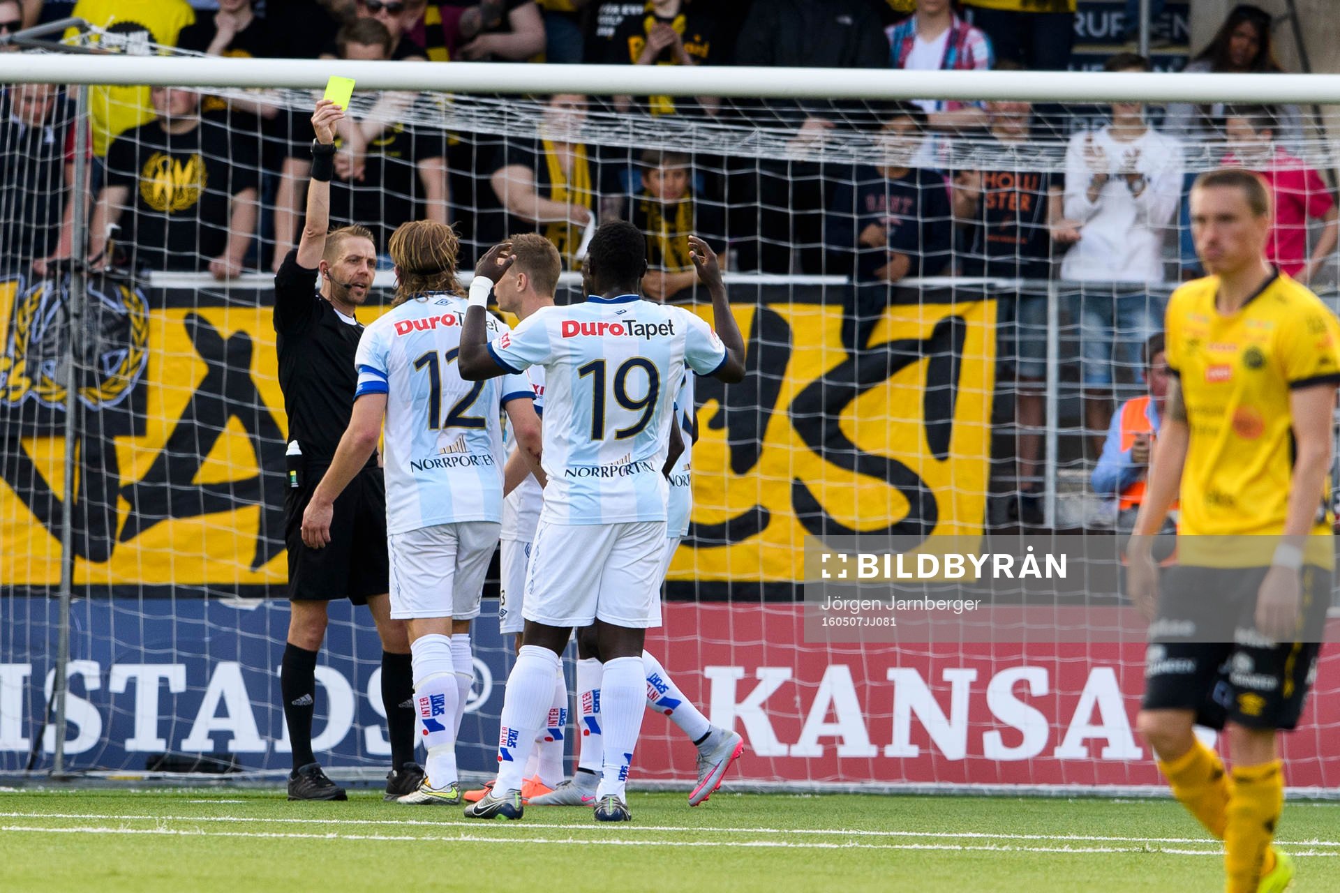 domare Johan Hamlin ger Gefles Anders Bååth gult kort under fotbollsmatchen i Allsvenskan mellan Elfsborg och Gefle den 7 maj 2016 i BORÅS.