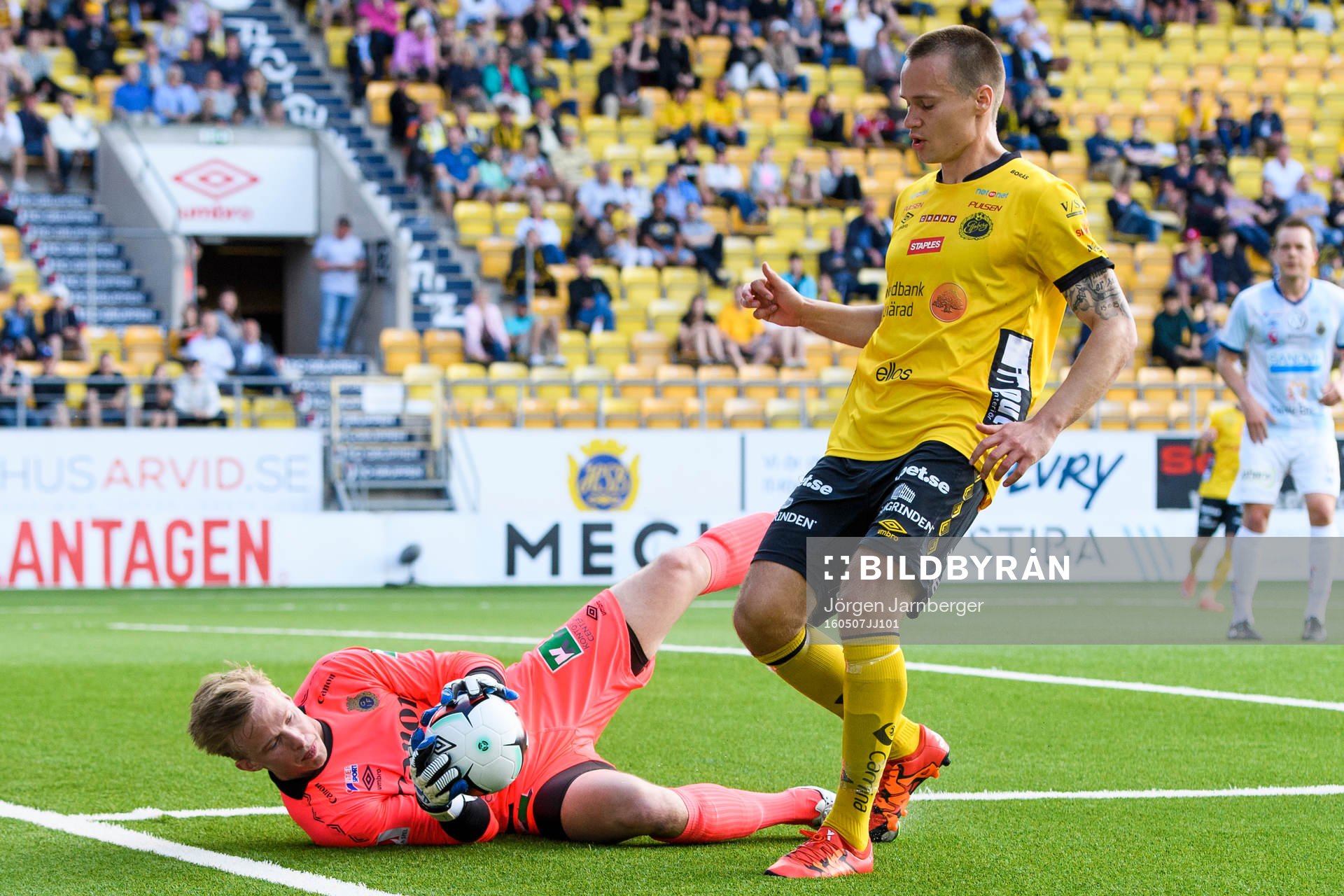 Gefles målvakt Andreas Andersson tar bollen framför Elfsborgs Viktor Prodell under fotbollsmatchen i Allsvenskan mellan Elfsborg och Gefle den 7 maj 2016 i BORÅS.