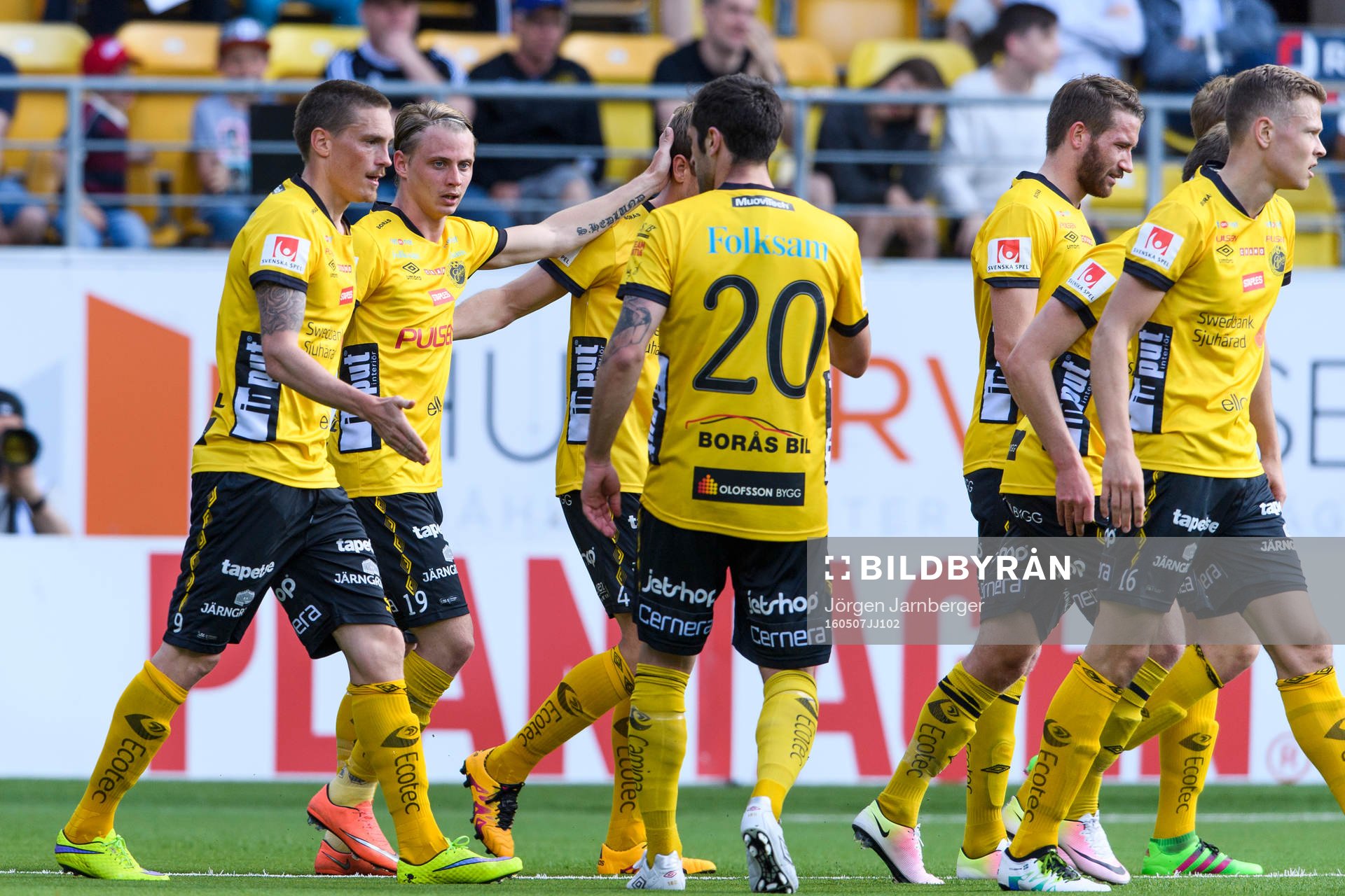 Elfsborgs Simon Hedlund (2.a vänster) jublar