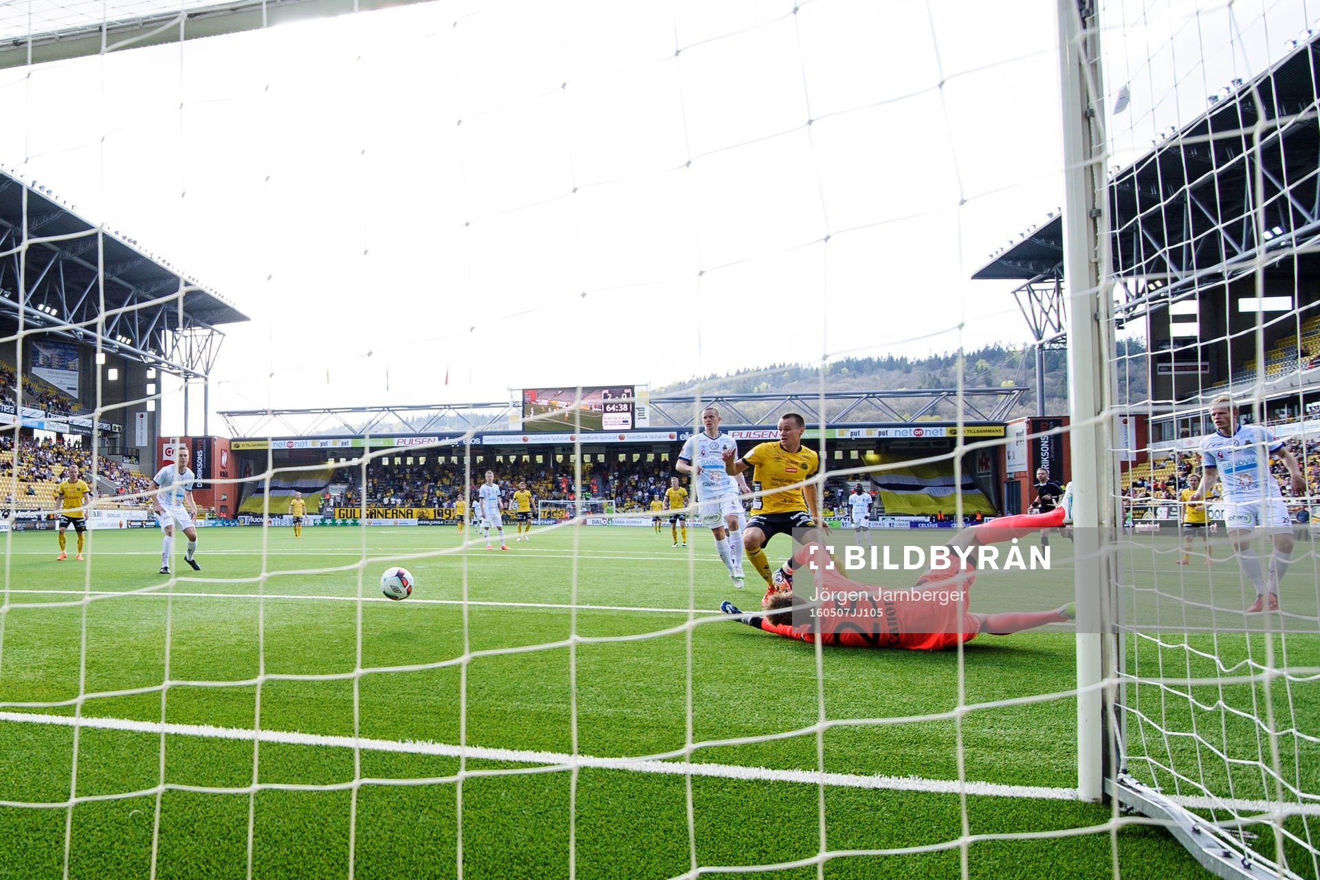 Gefles målvakt Andreas Andersson räddar bollen till hörna framför Elfsborgs Viktor Prodell under fotbollsmatchen i Allsvenskan mellan Elfsborg och Gefle den 7 maj 2016 i BORÅS.