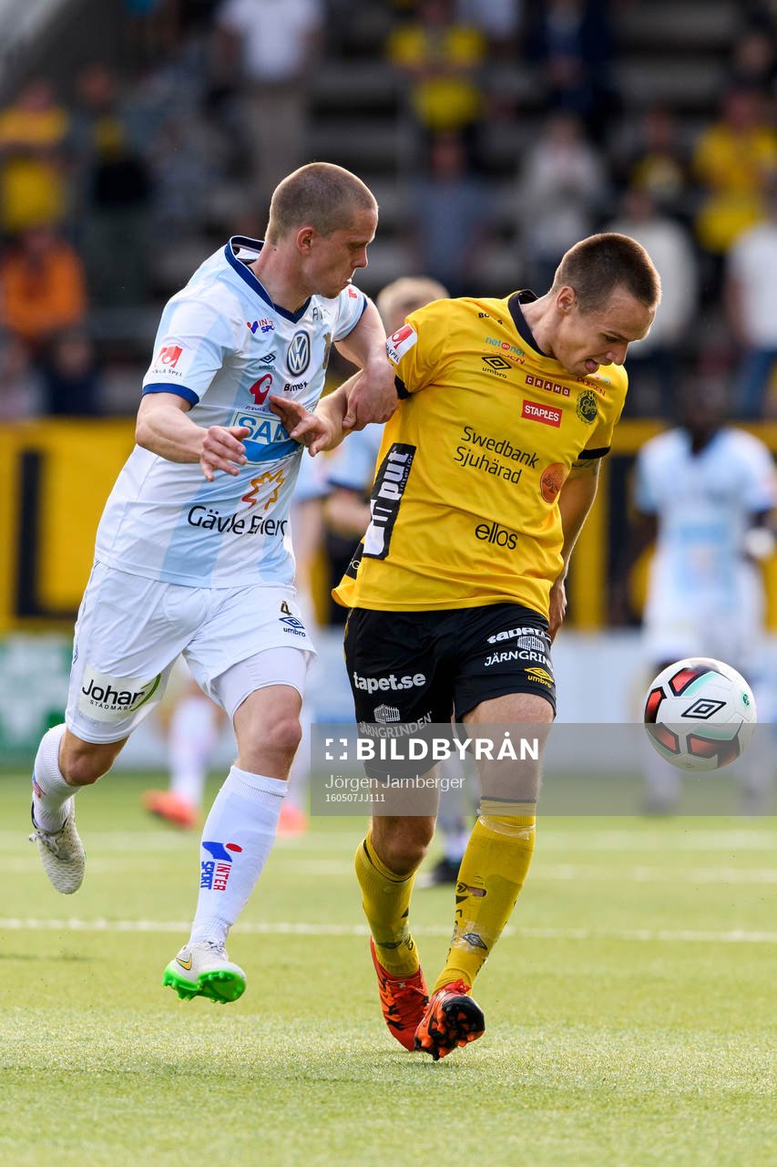 Elfsborgs Viktor Prodell och Gefles Anton Lans under fotbollsmatchen i Allsvenskan mellan Elfsborg och Gefle den 7 maj 2016 i BORÅS.