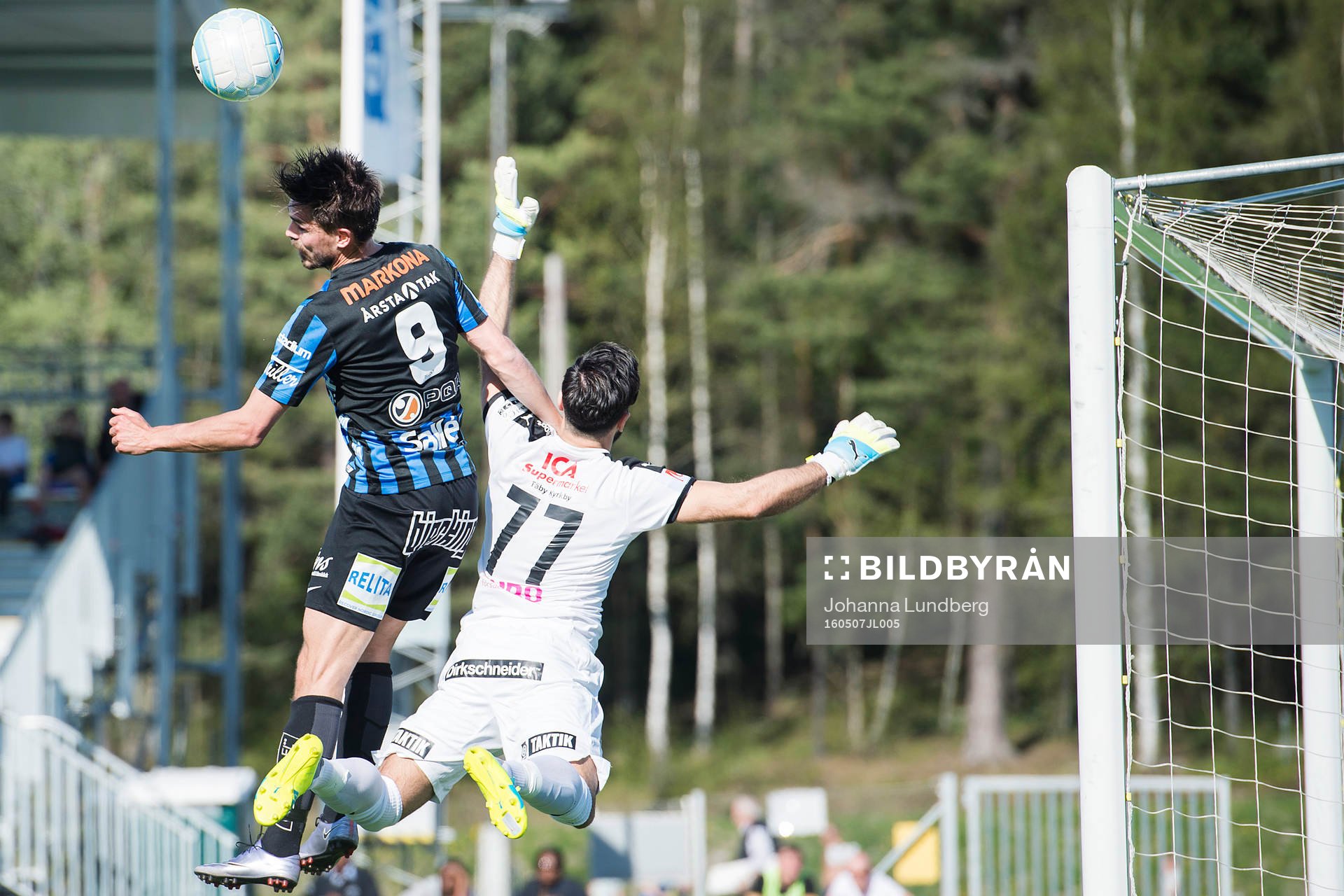 Sirius Ante Björkebaum i en duell med Frejs målvakt Marko