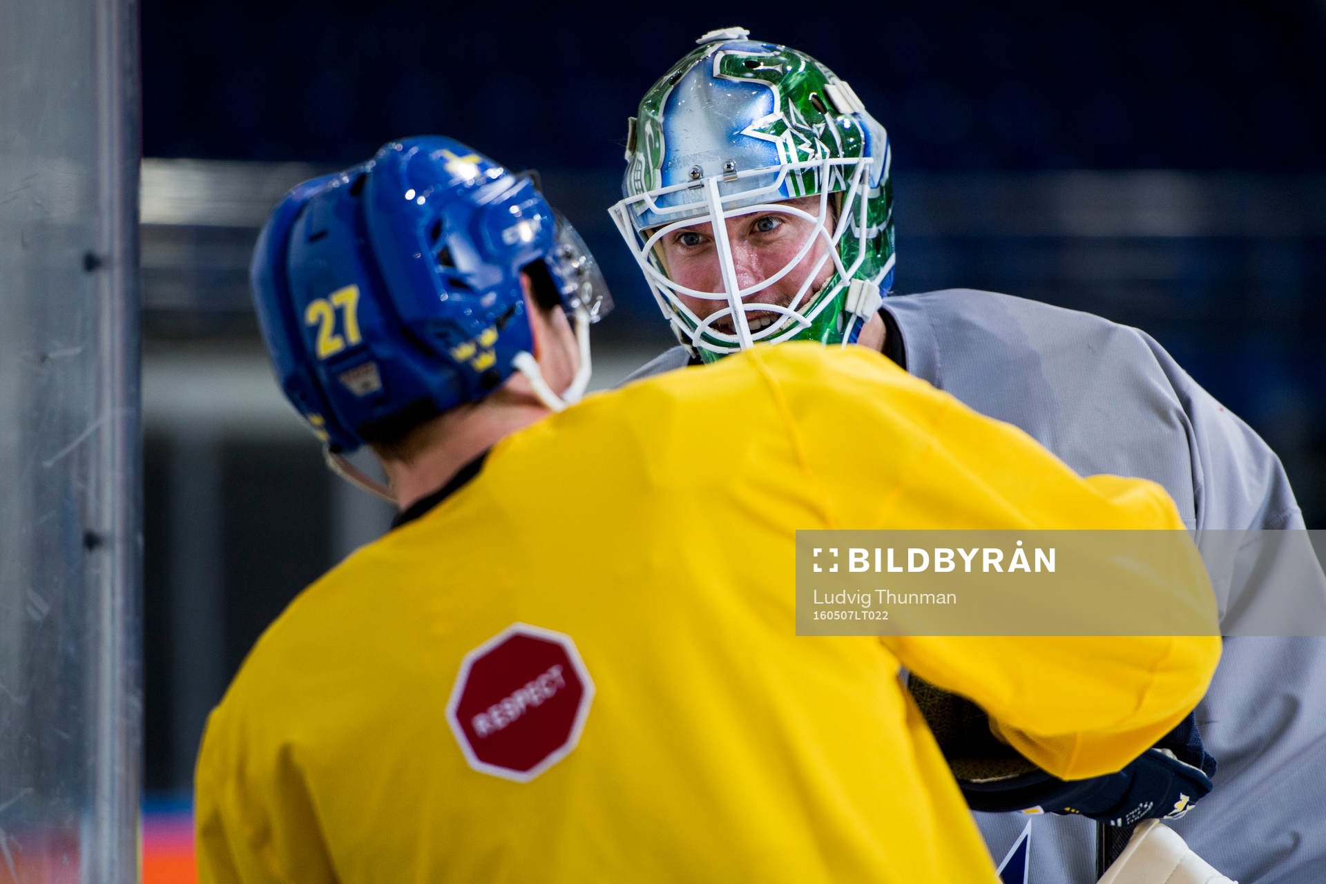 Martin Lundberg pratar med målvakt Jacob Markström