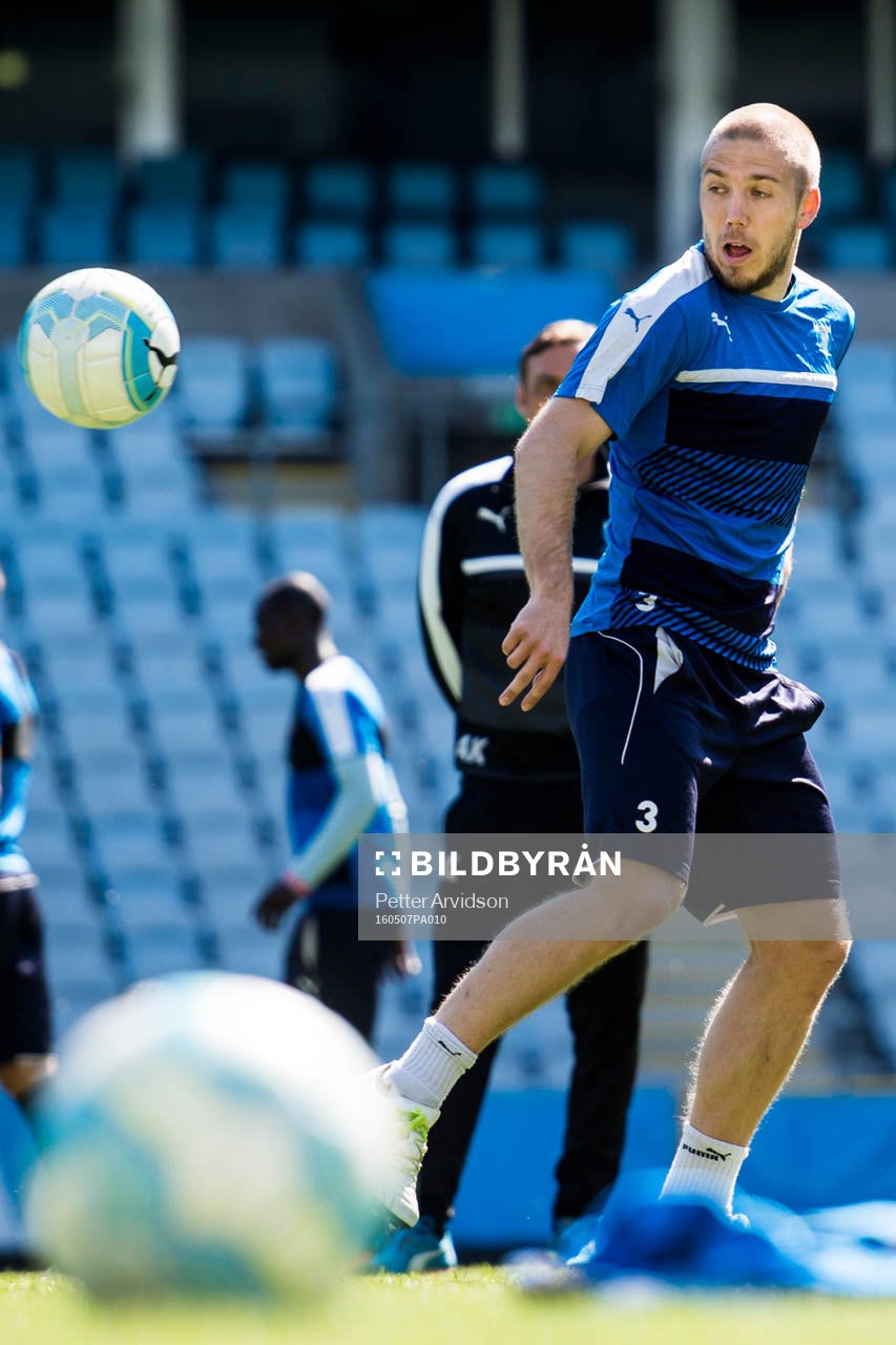 Anton Tinnerholm under en fotbollsträning med Malmö FF den 7 maj 2016 i Malmö.