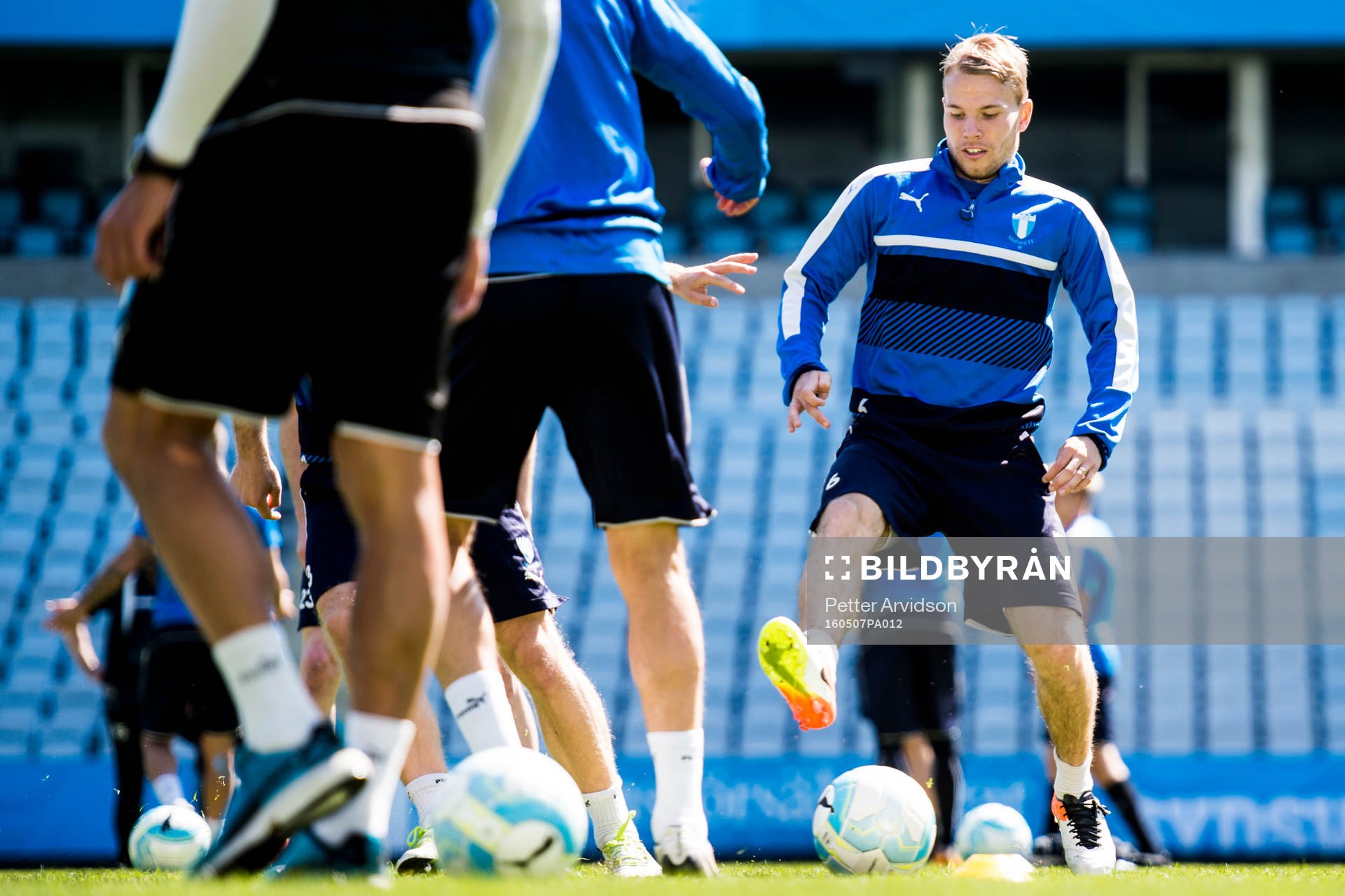 Oscar Lewicki under en fotbollsträning med Malmö FF den 7 maj 2016 i Malmö.