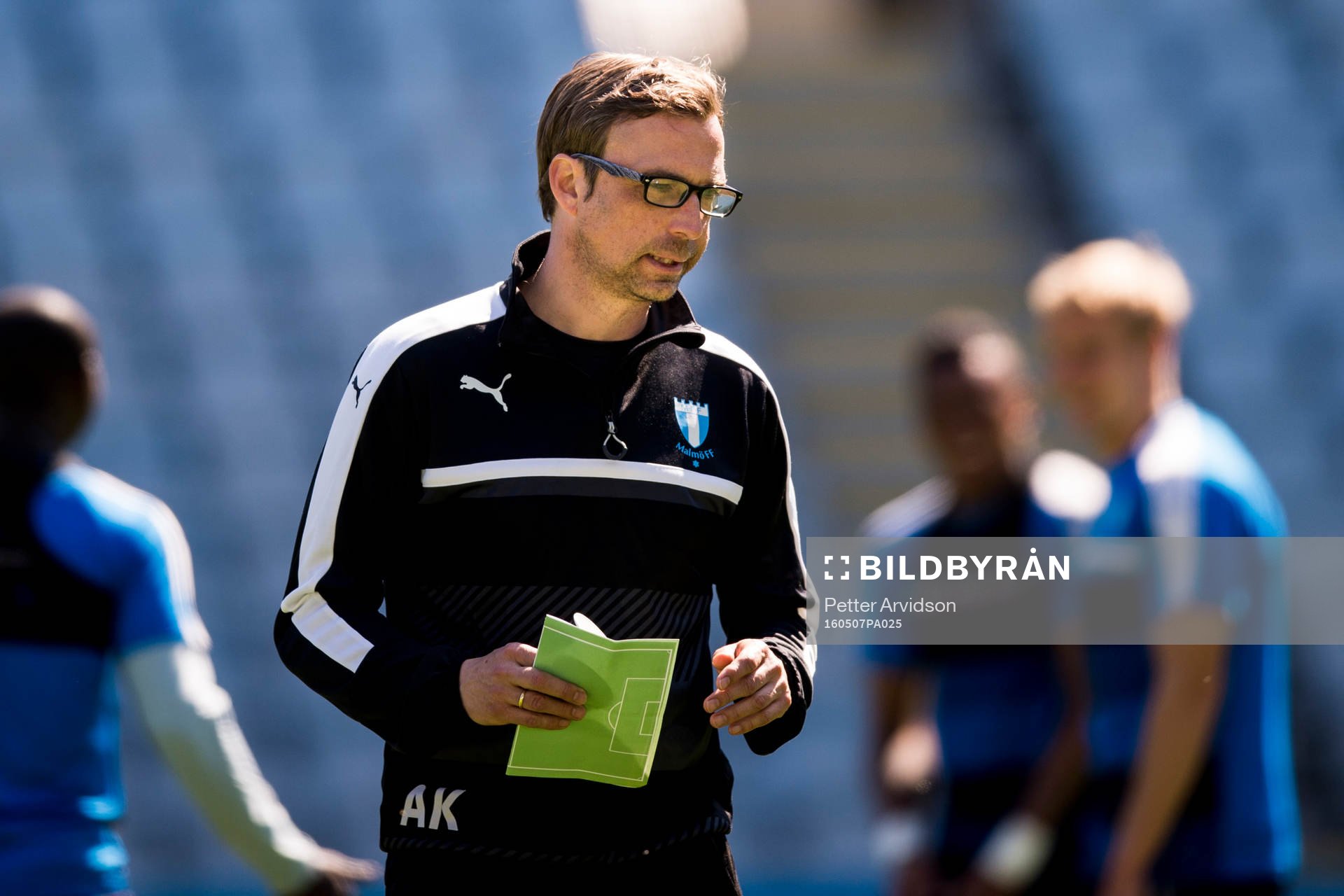 Tränare Allan Kuhn under en fotbollsträning med Malmö FF den 7 maj 2016 i Malmö.