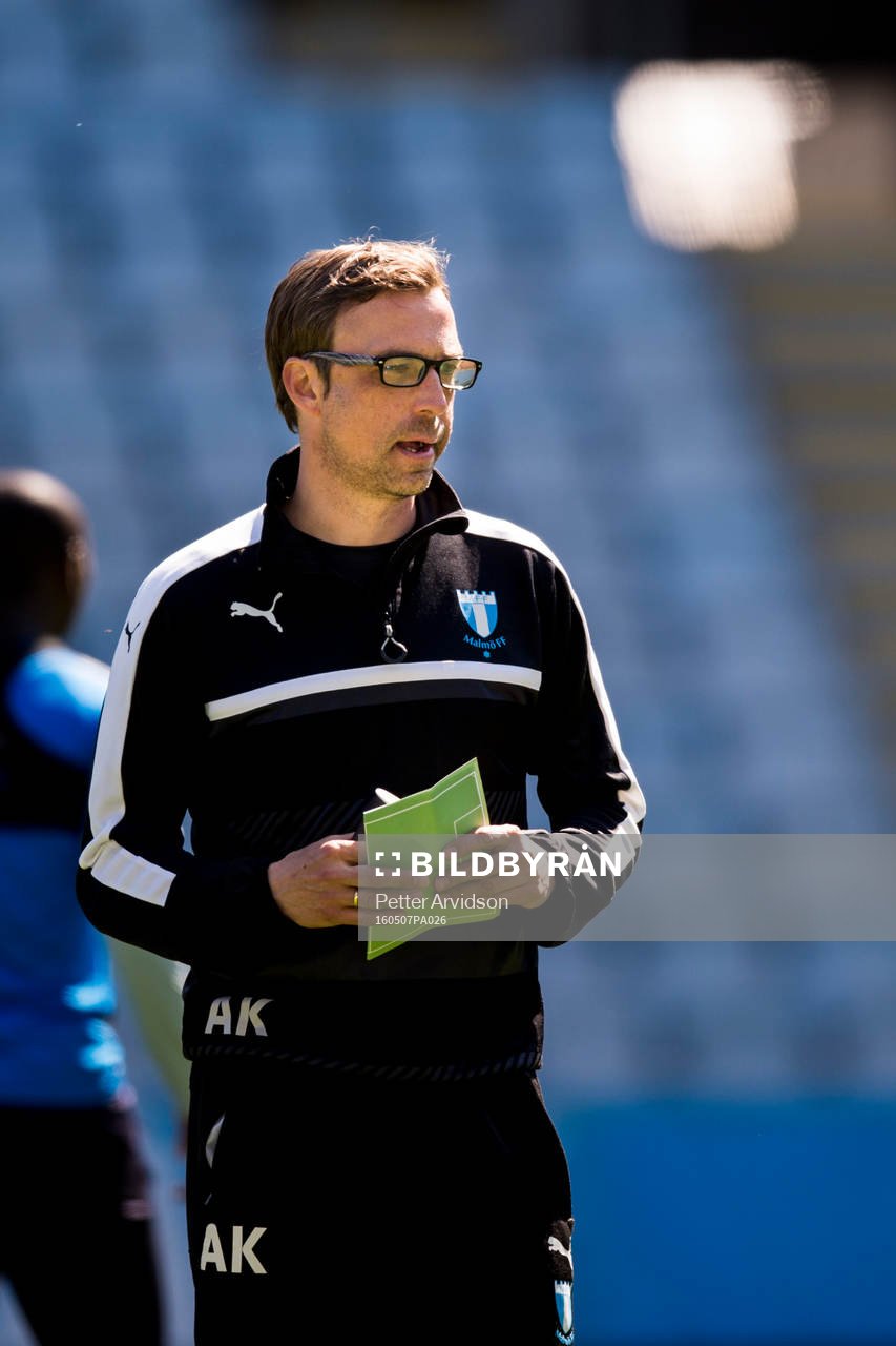 Tränare Allan Kuhn under en fotbollsträning med Malmö FF den 7 maj 2016 i Malmö.