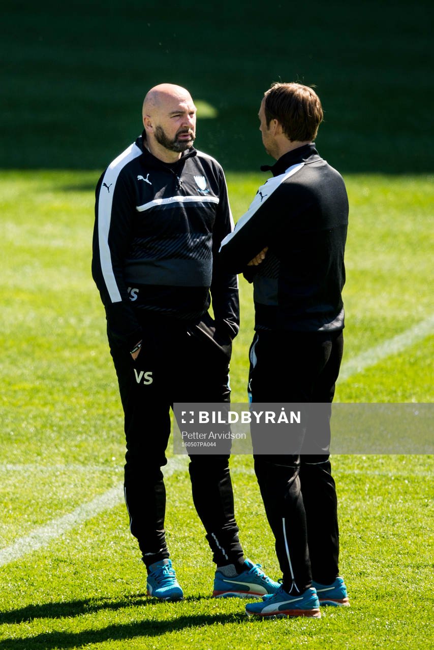 Scoutingansvarige Vito Stavljanin i samtal med tränare Allan Kuhn under en fotbollsträning med Malmö FF den 7 maj 2016 i Malmö.