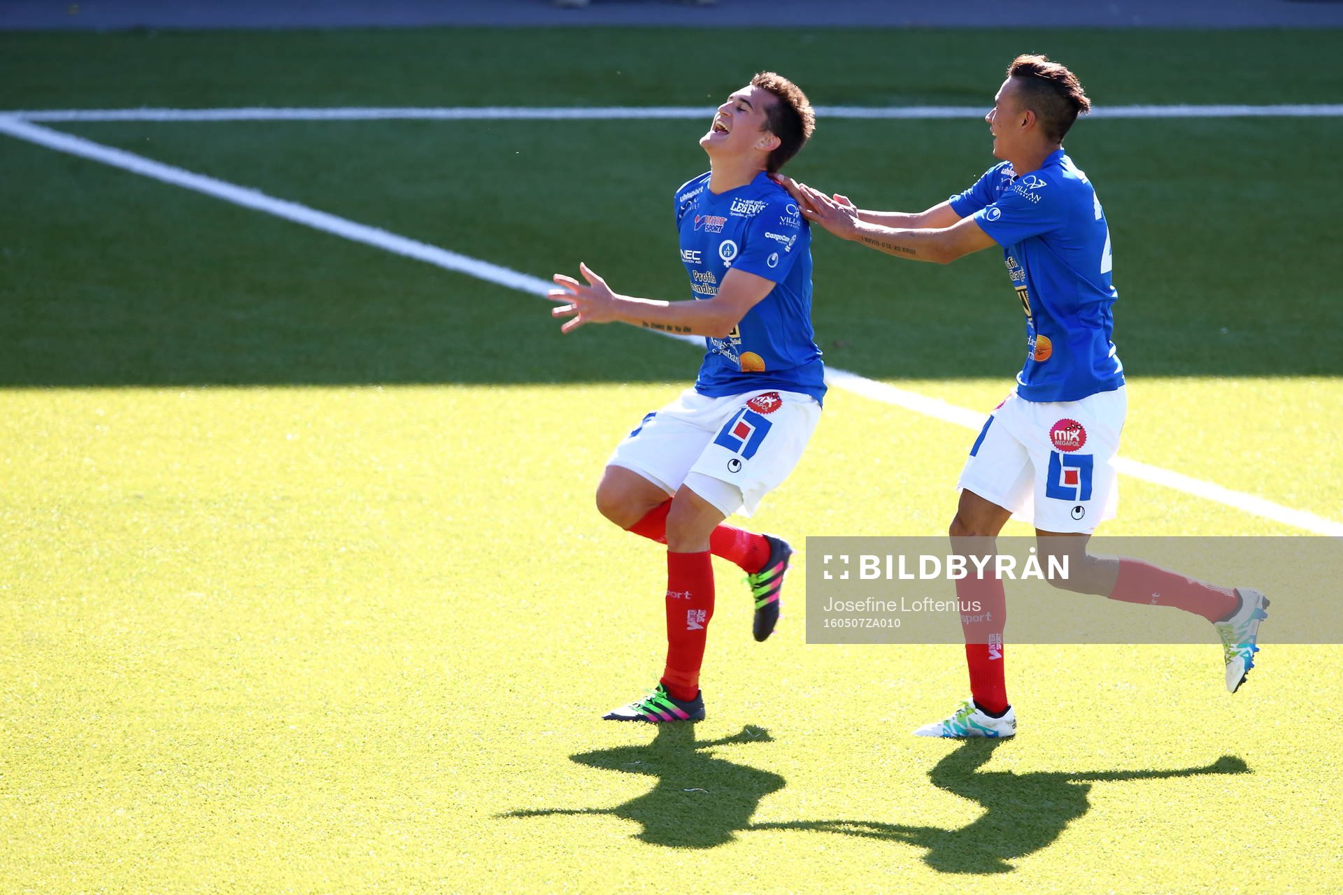 Åtvidabergs Jon Birkfeldt och Kevin Deeromram jublar efter det mål som blir bortdömt under fotbollsmatchen i Superettan mellan Åtvidaberg och Trelleborg den 7 maj 2016 i Åtvidaberg.