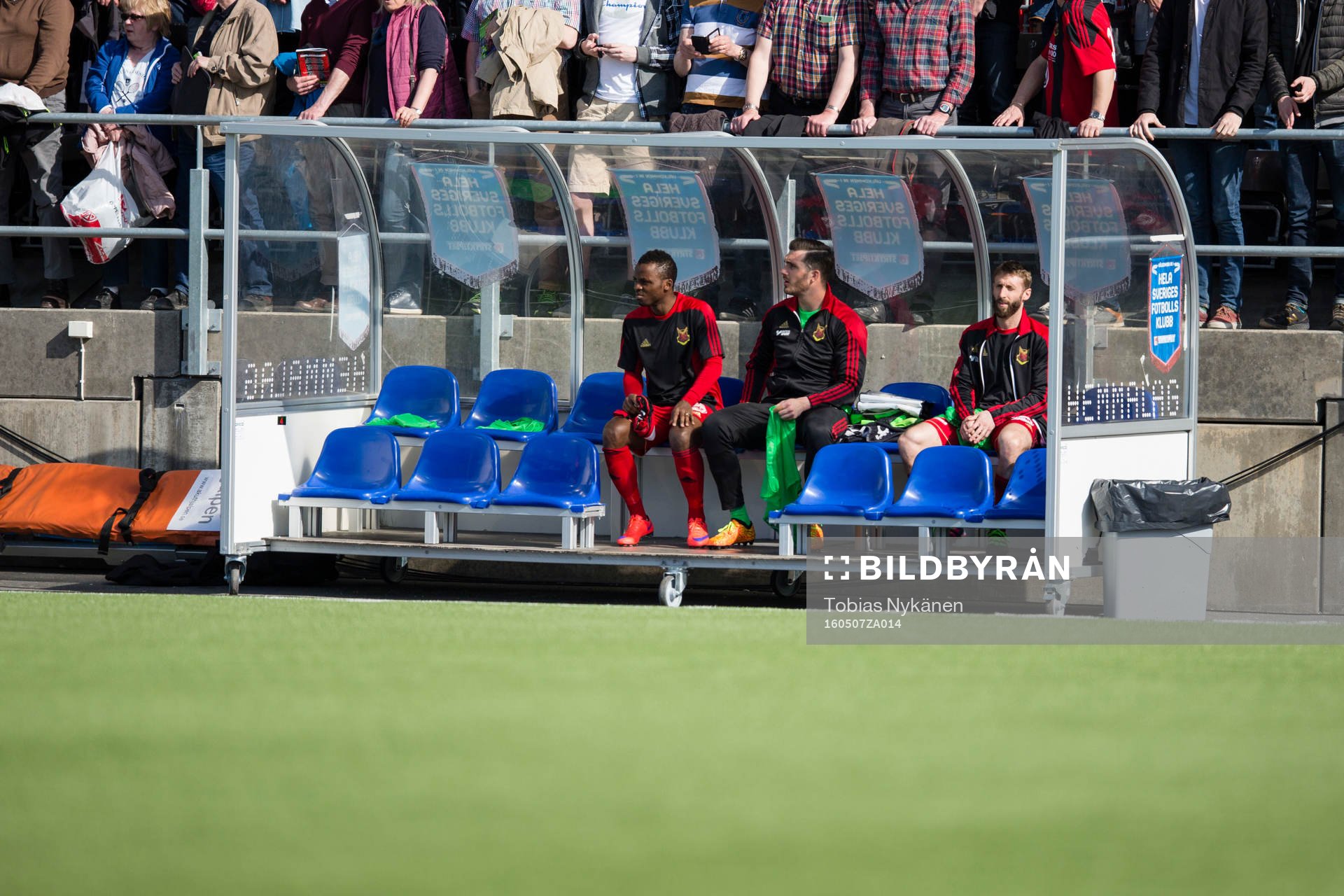 Östersunds avbytarbänk med Monday Samuel, målvakt