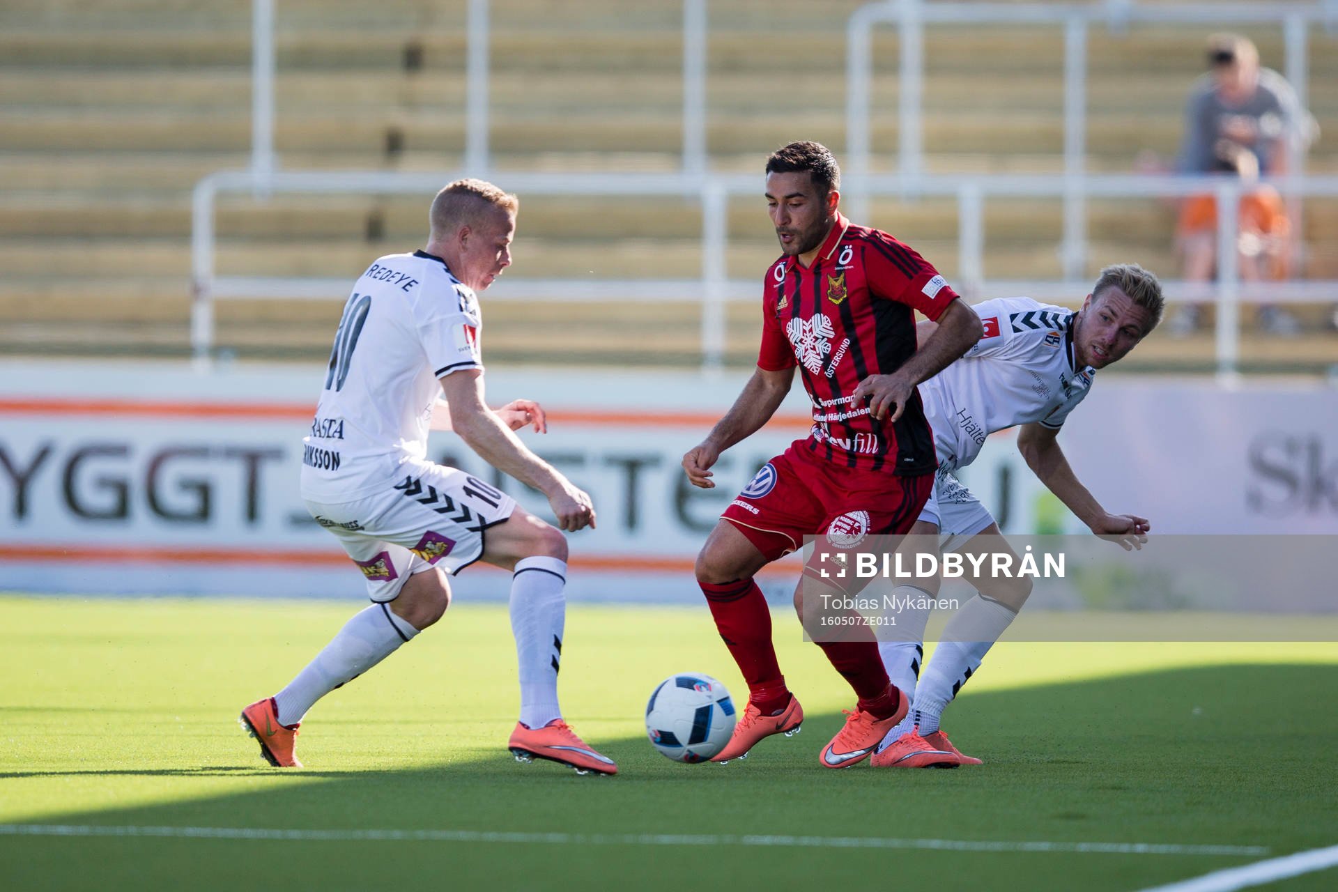 Östersunds Saman Ghoddos mot+ Kalmars Tobias Eriksson