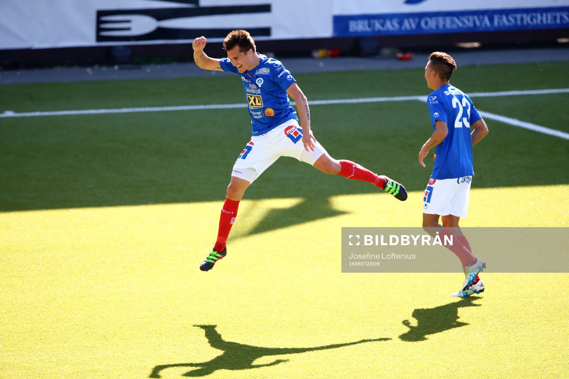 Åtvidabergs Jon Birkfeldt och Kevin Deeromram jublar efter det mål som blir bortdömt under fotbollsmatchen i Superettan mellan Åtvidaberg och Trelleborg den 7 maj 2016 i Åtvidaberg.