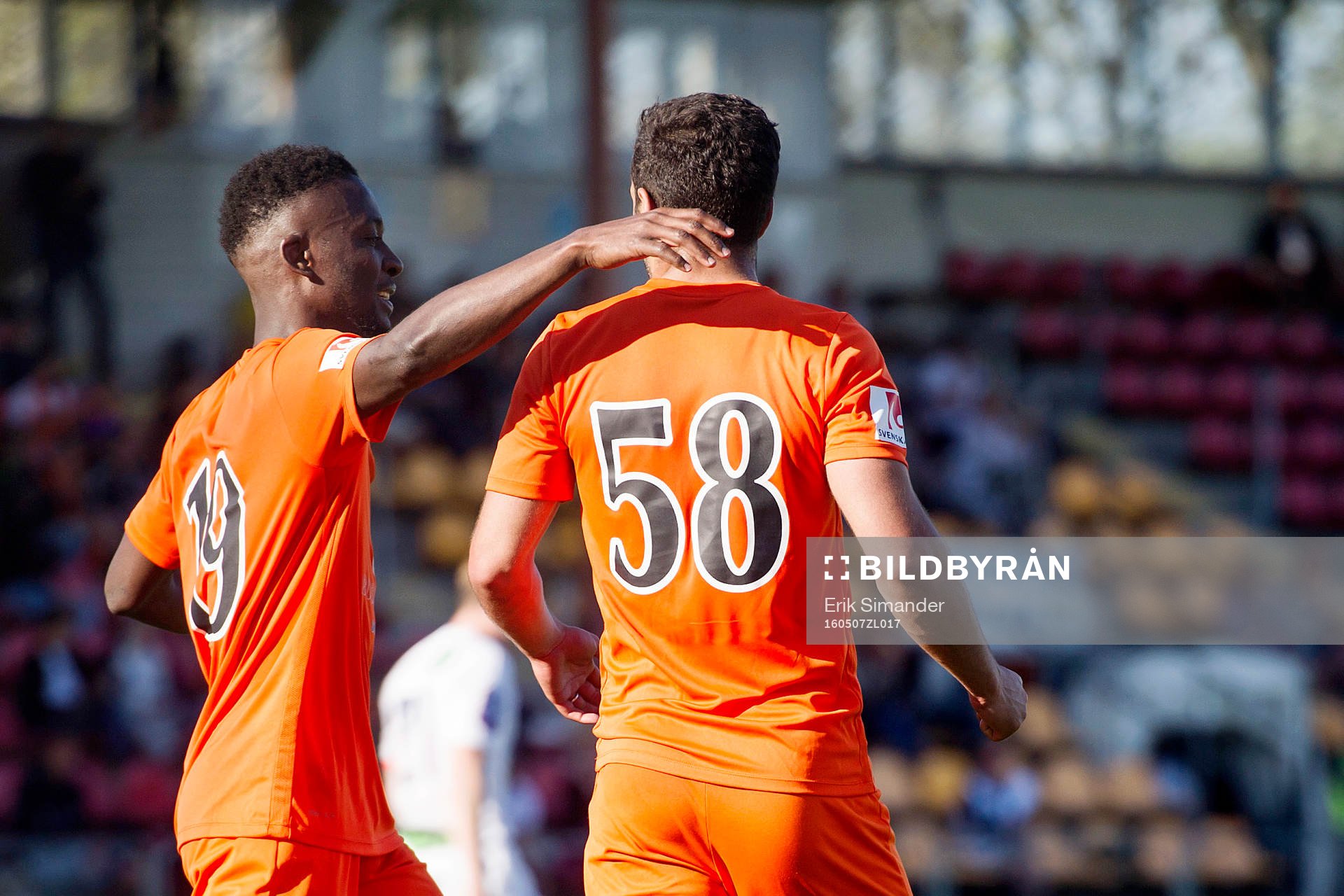 Athletics Mohamed Buya Tugay och Othman El Kabir jublar