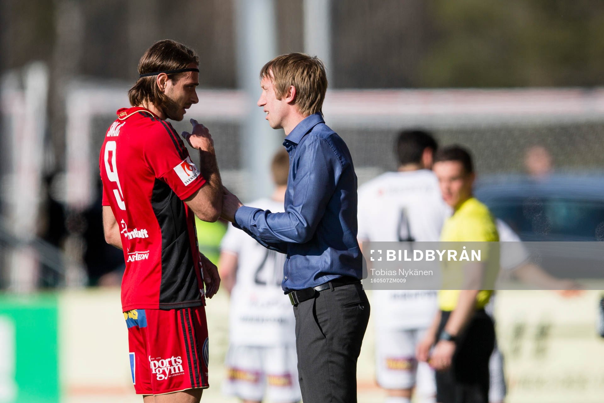 Östersunds tränare Graham Potter pratar med Emir Smajic